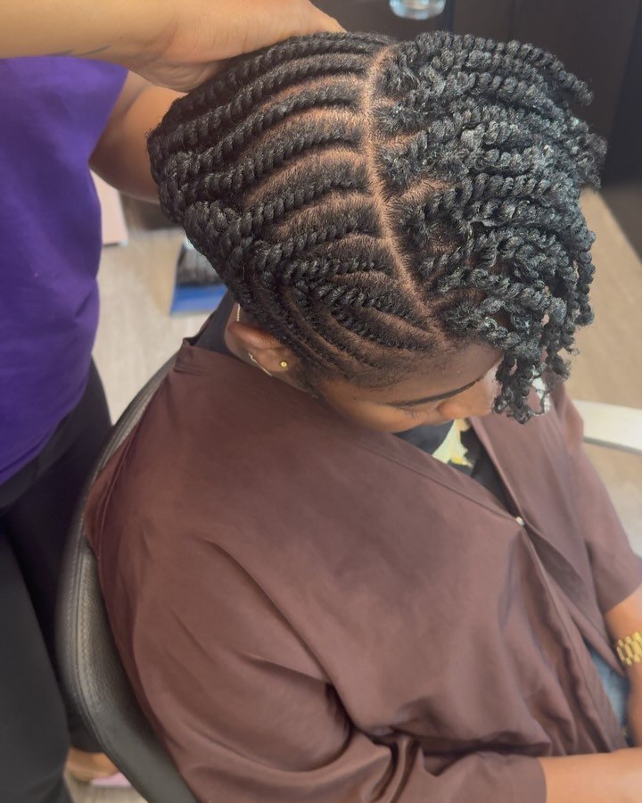 The most important start to making your natural styles come to life is parting in sections.
🪄pre section your style- think about what direction you want your twist to go in or how you want them to fall.
🪄Don’t hesitate to part subsections wit