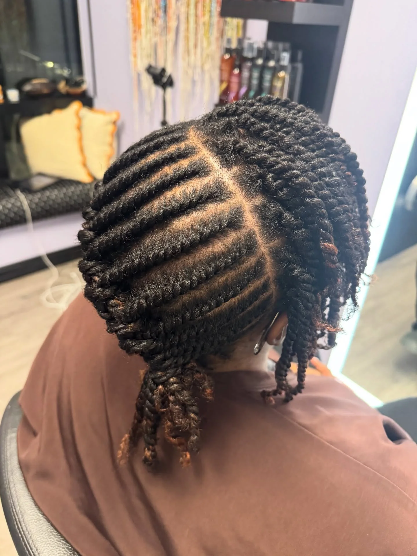 Flat twist updo with a bang. This style can be worn 3 different ways.

🪄Look 1- Day 1-7. Wear as is
🪄Look 2- Day 7-10. Unravel the front for a twist out bang
🪄Look 3- Day 11-13 Unravel everything for a full twist out

#naturalhair #naturalhairbost