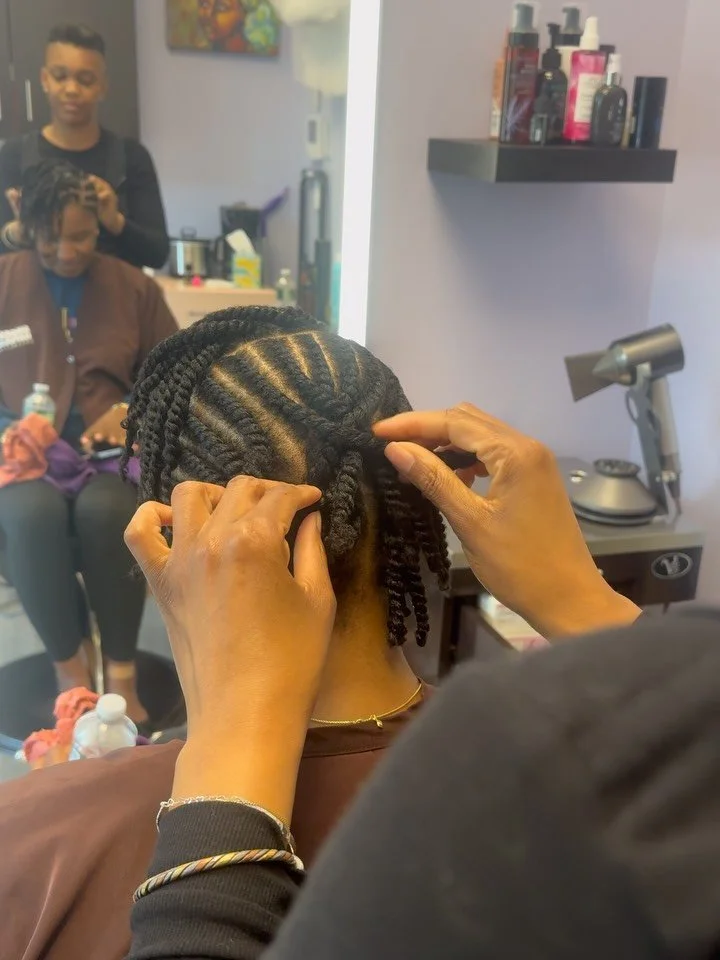 Flat twist style with a bang for Enjoli 🪄

One of the best parts of my work is being able to see different versions of beauty. Each face, each texture, each head of hair, and each and every strand. All I see is beauty. 

Please be sure to tell a bla