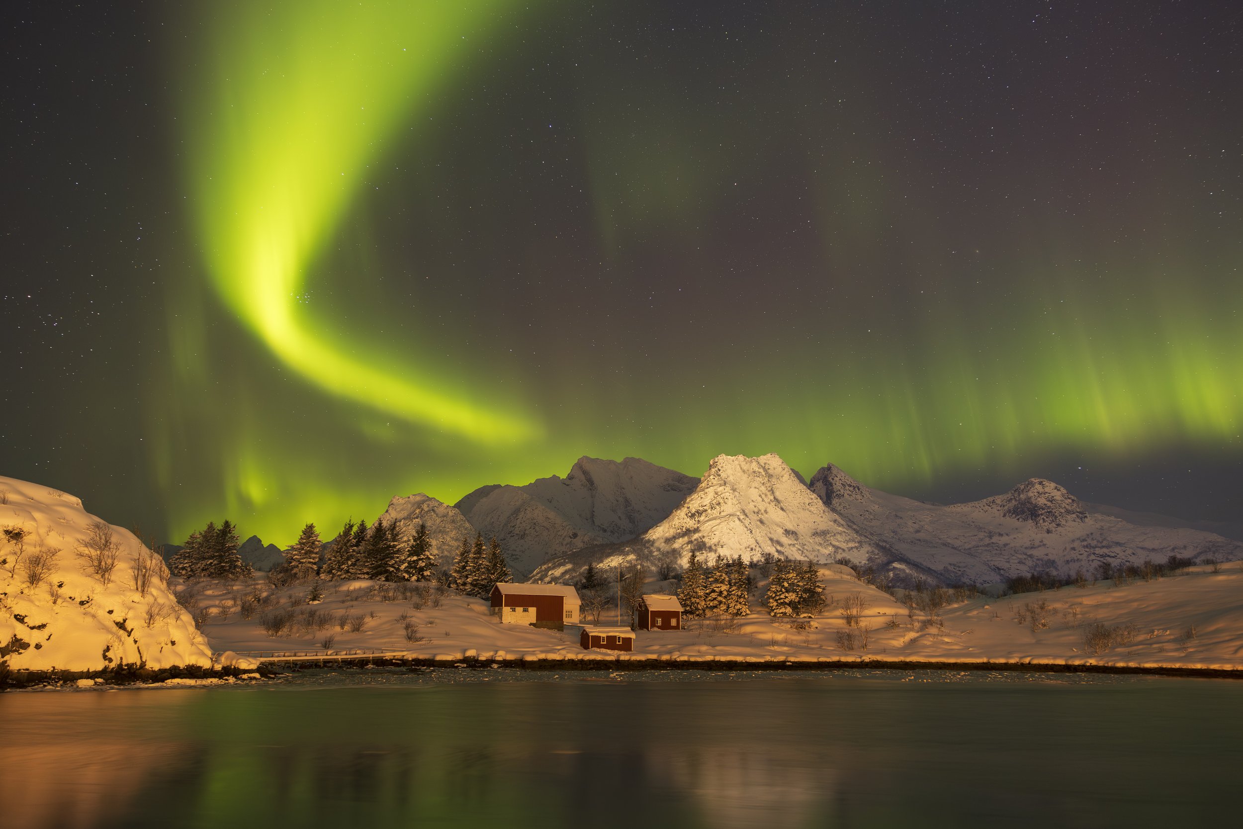 Kabelvag, Lofoten, Norway 2026. After 3 days “hunting” tonight in freezing temperatures, we have witness nature at its best. Here you go the Aurora!