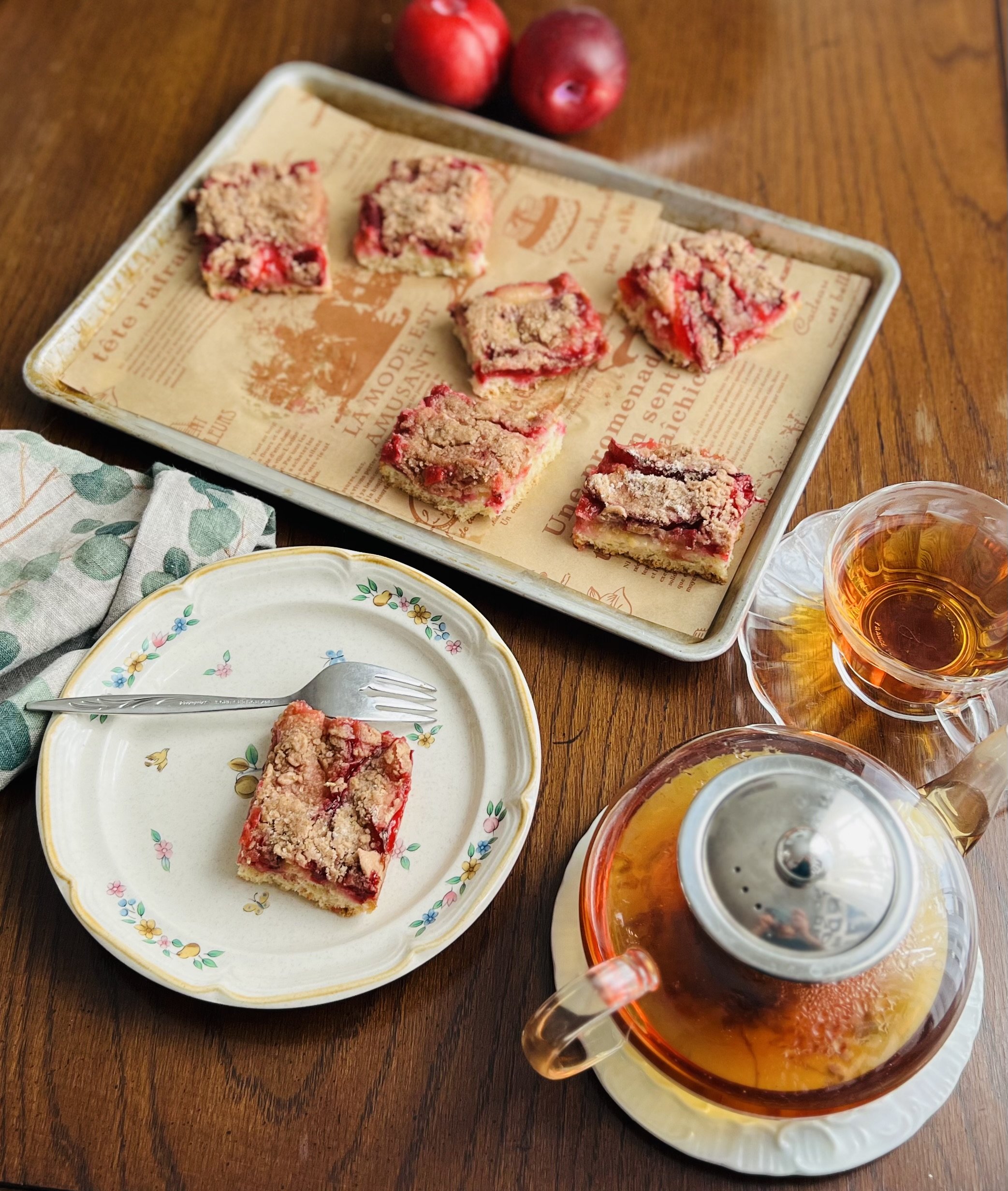 Having this amazing tart plum bars from my kitchen with a cup of creamy earl grey tea is soooo content. Life is good.