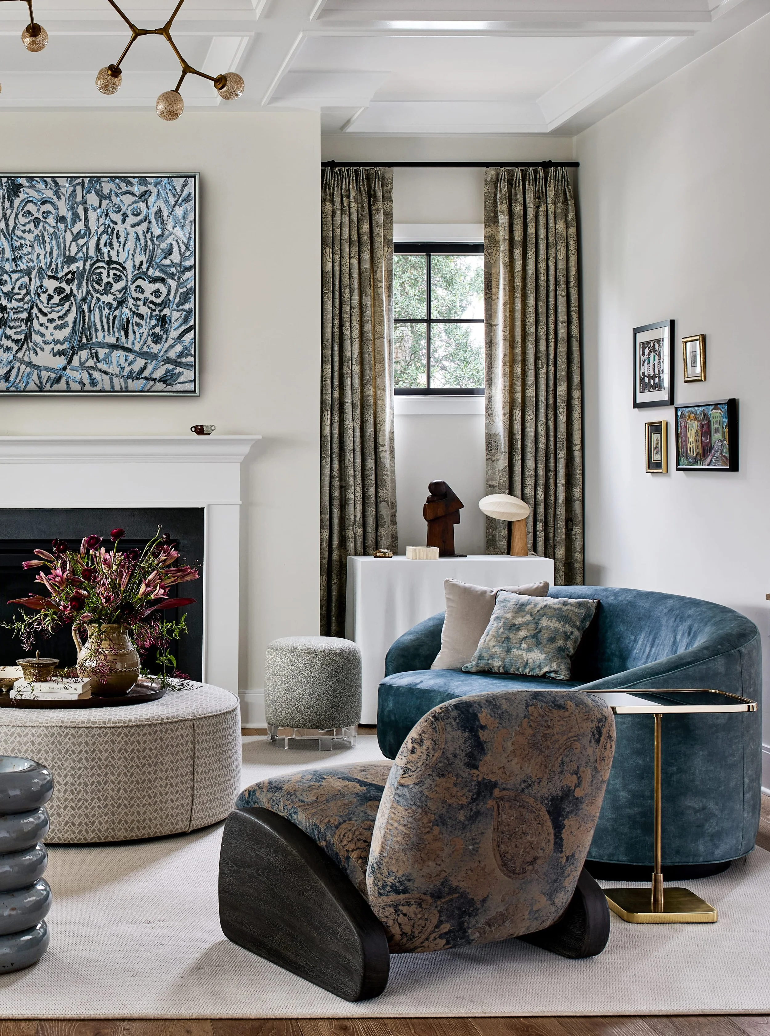 Pattern mixing in minimalist living room design 