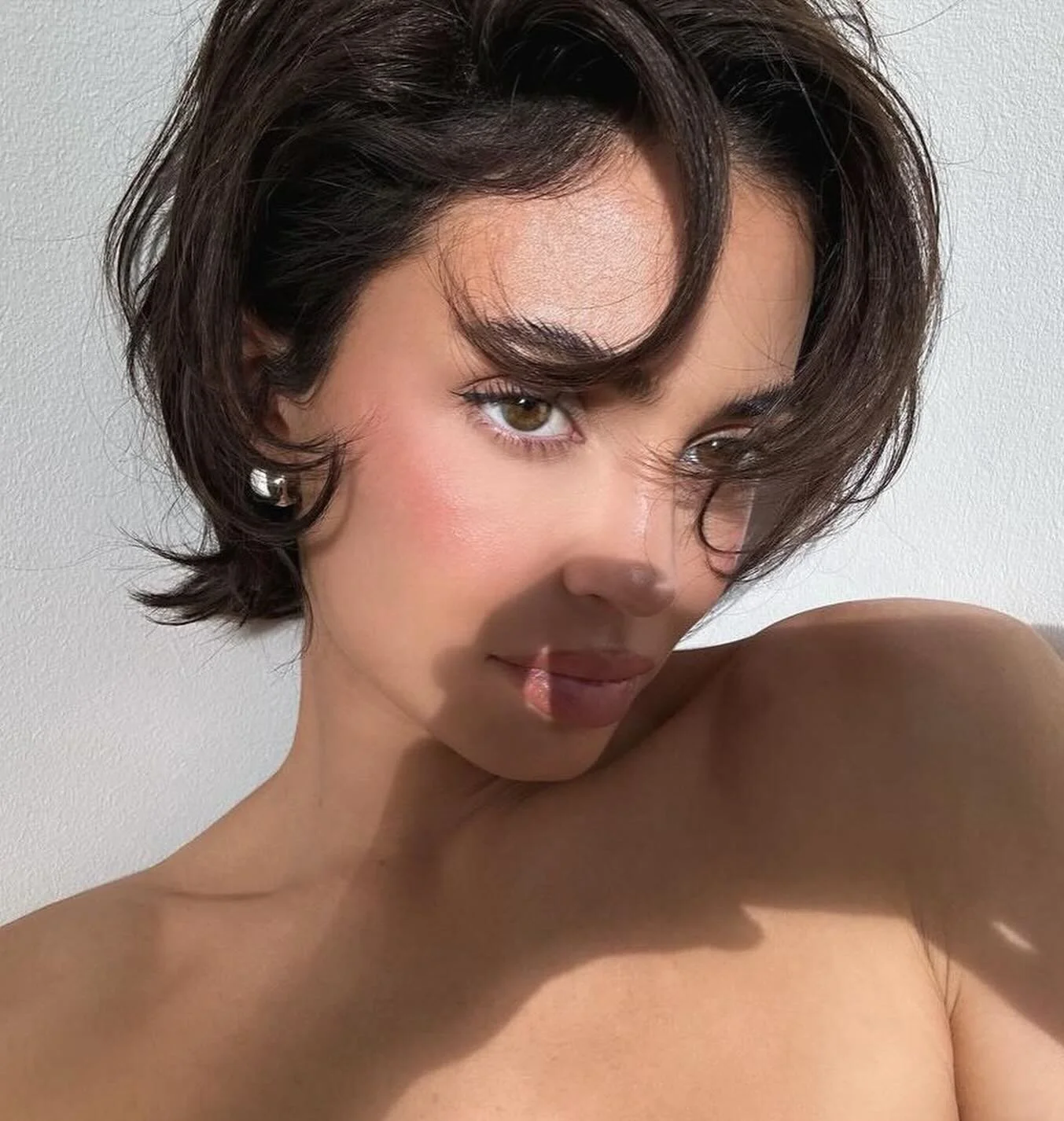 We’re #soEnlauv with @kyliejenner in her pretty pixie! 
What do you think? Like it? Or love it? 😍 
RP: @kyliejenner 📸