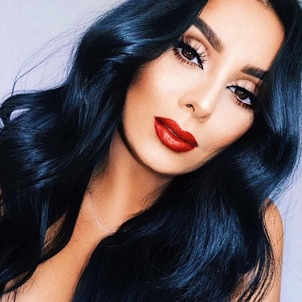 It’s always a good time to throw on a gorgeous red lip! Go to the link in our bio to find out with shade is perfect for you! 💋♥️ 📸: @houdacasablanca 
#grwm #enlauv #redlips #makeup