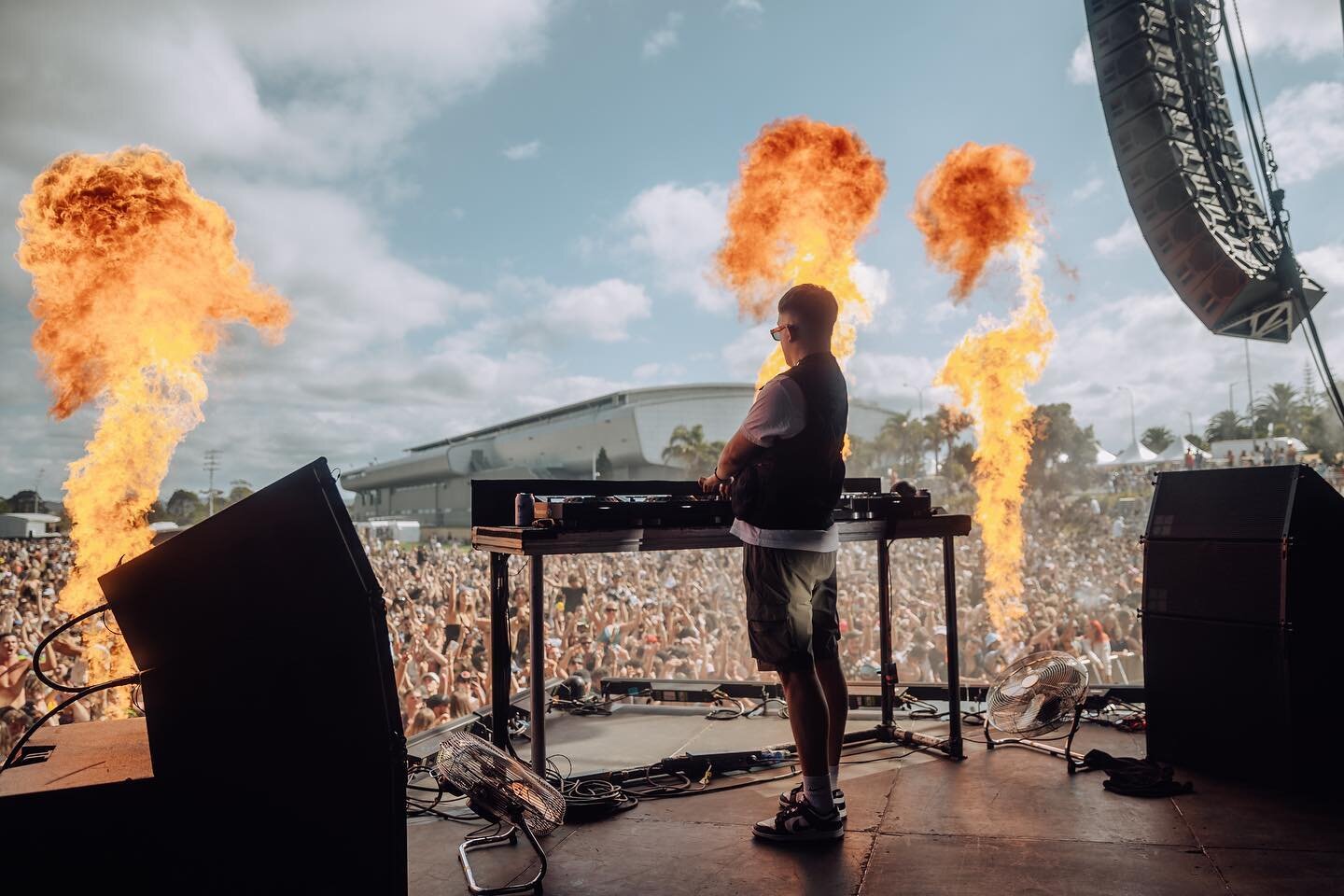 Not even close to a having a Euro summer this year so here is @kmotionzuk at @goldenlightsnz in peak NZ summer, close enough right? 🥴☀️ with @radlab_ 
-
-
-
#nzsummer #festivalphotography #photoshoot #live #concert #festival #livemusic  #concertphot