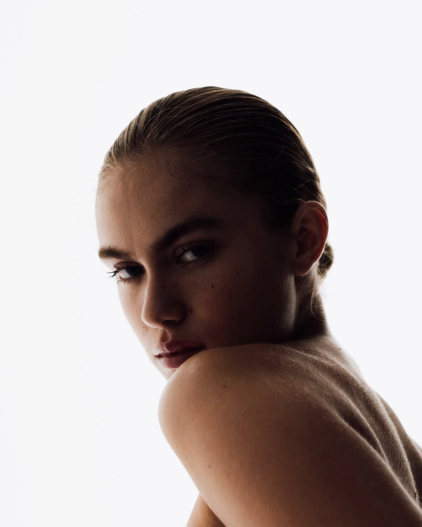 Iris 🤍 Missing studio shoots while abroad, also miss @morgan.e.wood and her vision for this one 🤝🏼
&bull;
Photo/lighting: @kaelinwade 
Art direction/concept: @morganwoodphoto 
Model: @__irisw 
Makeup: @emilyfaussetmakeup 
&bull;
&bull;
#beauty #ph