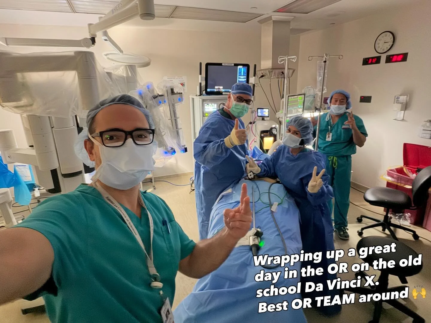 Wrapping up a great day in the OR on the old school (classic?) DaVinci X. Usually we do most of our work on the Xi platform, but the X still gets the job done. ✅ Grateful to work with such a great team! 

#MiamiSurgeon #MiamiSurgery #GeneralSurgery #