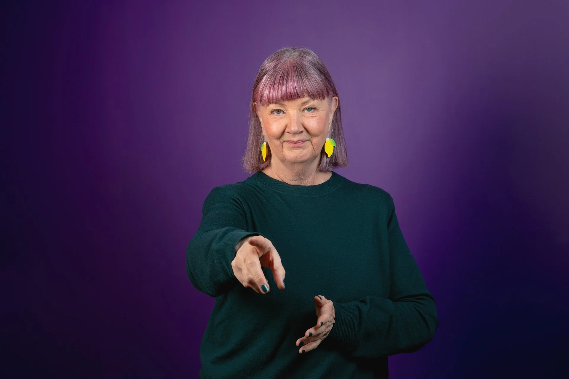 Eija Hinkkala on asennevalmentaja, puhuja, tietokirjailija ja sanoittaja