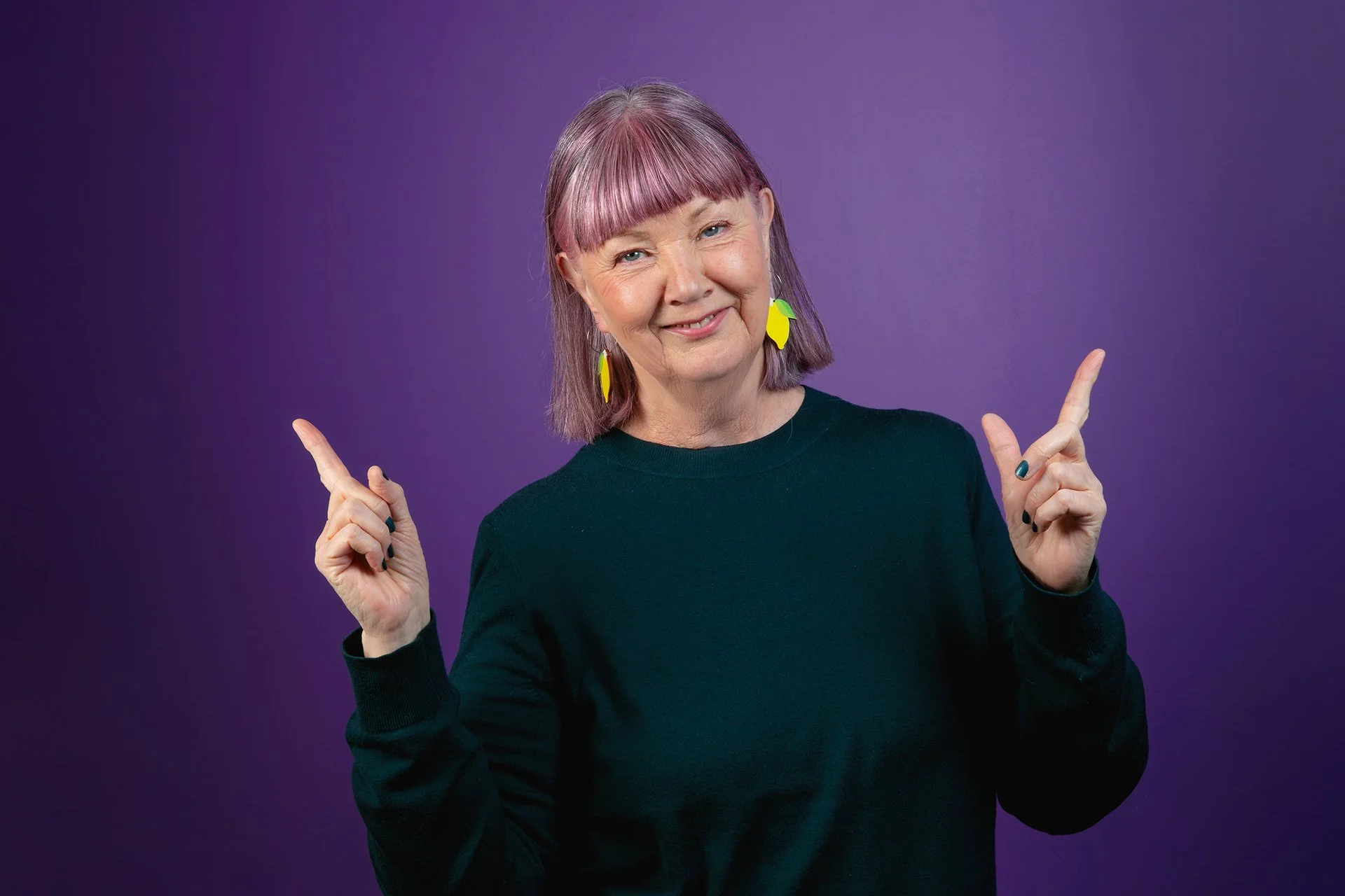 Eija Hinkkala on yritysvalmentaja, puhuja ja tietokirjailija joka auttaa ihmisiä muuttamaan asenteensa ja elämänsä sekä ihmissuhteensa