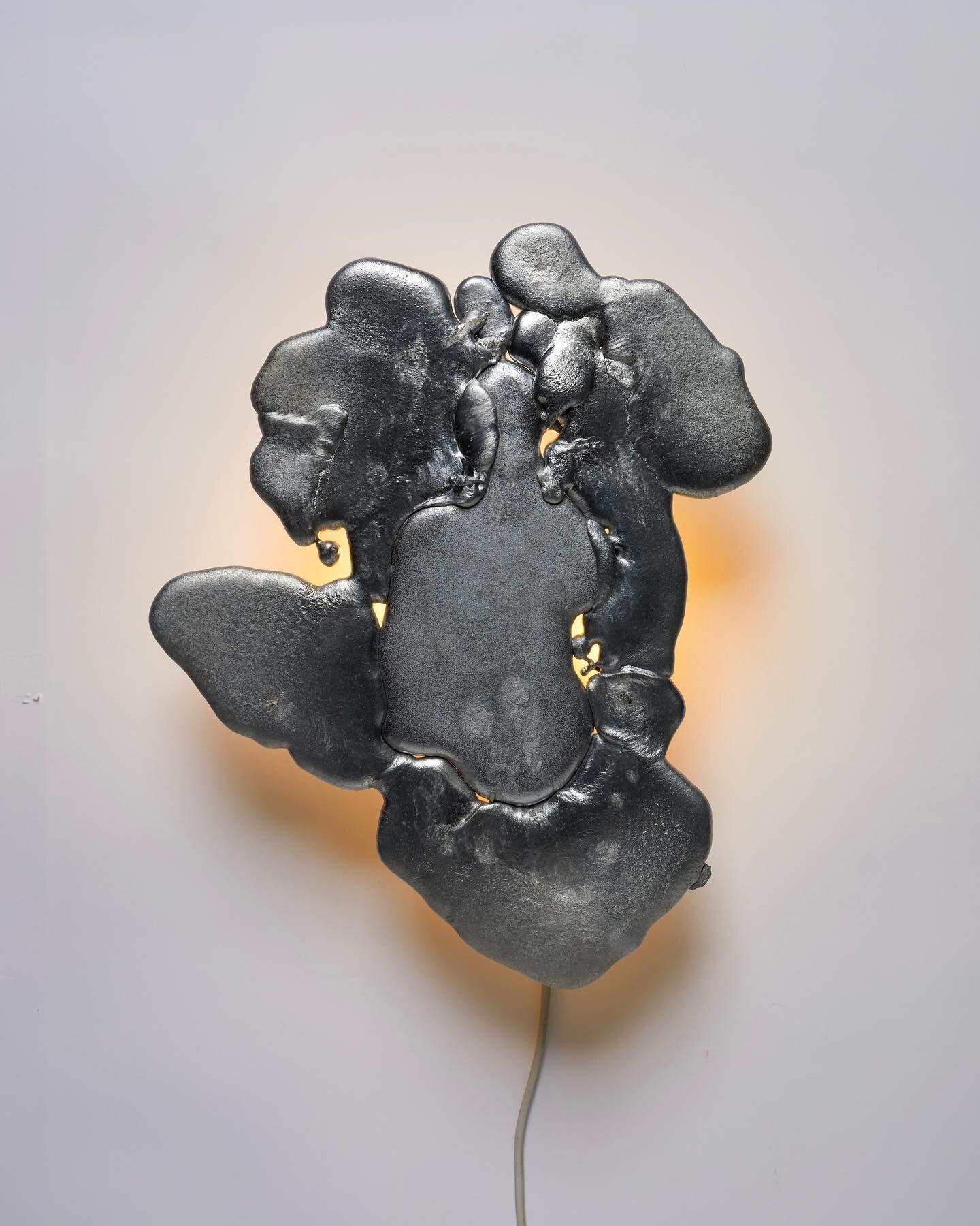 &bdquo;Ver.lauf&ldquo;
Aluminum, wall suspension, illuminant

Made in an open sand casting mold, placed on the wall and back-lit.
The uncontrollability of the liquid aluminum in the open mold creates a combination of tiling and yet clearly separable 