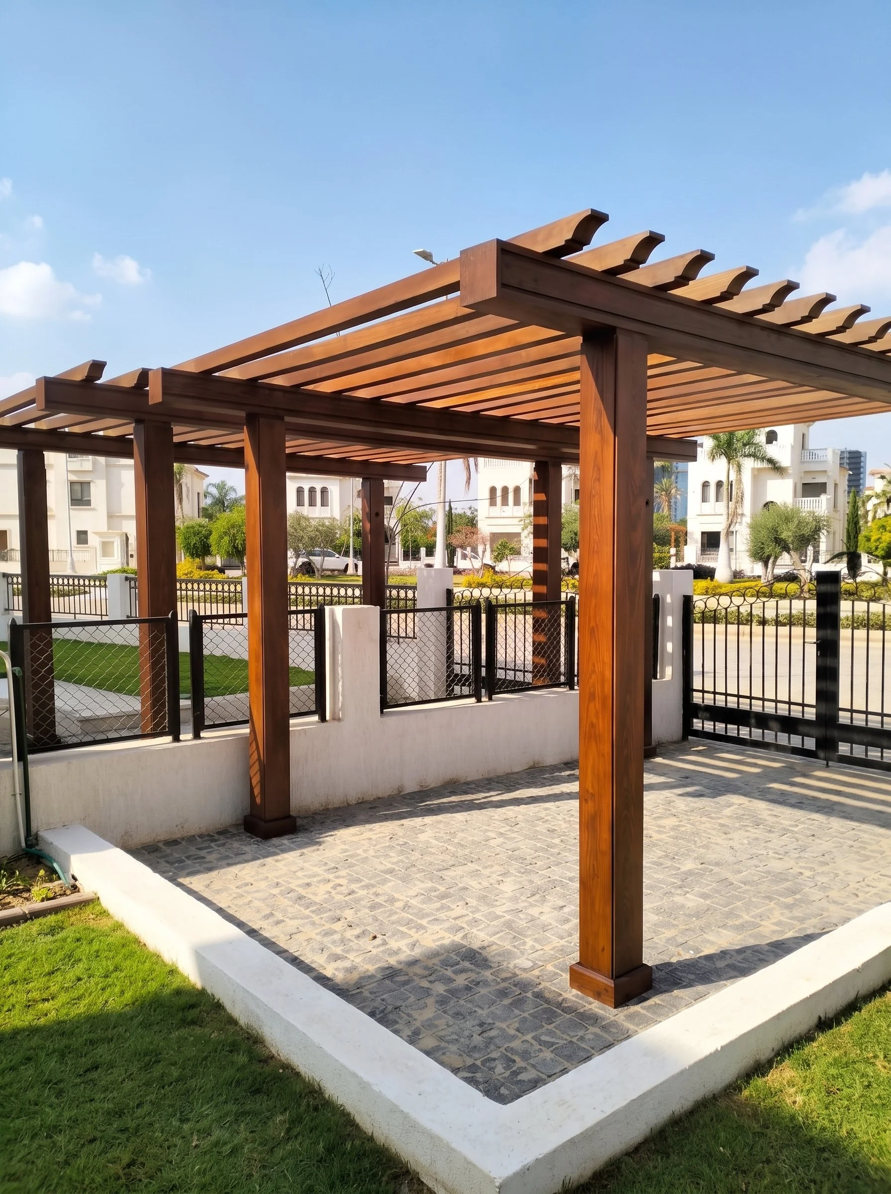 Wooden_pergola_in_residential_area_2K_20261020093850.jpg