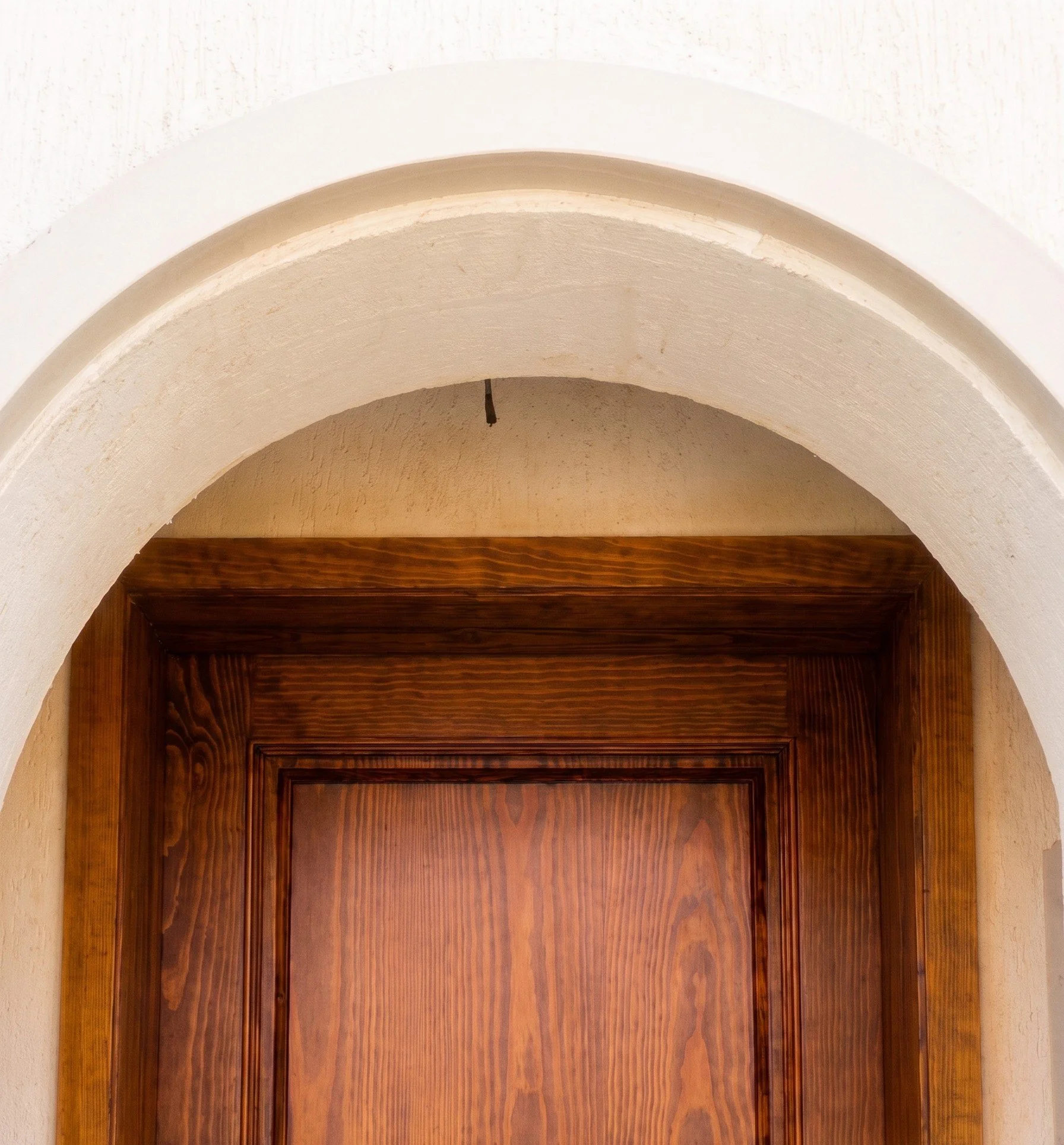 Close-up_of_arched_door_2K_20261020120650.jpg