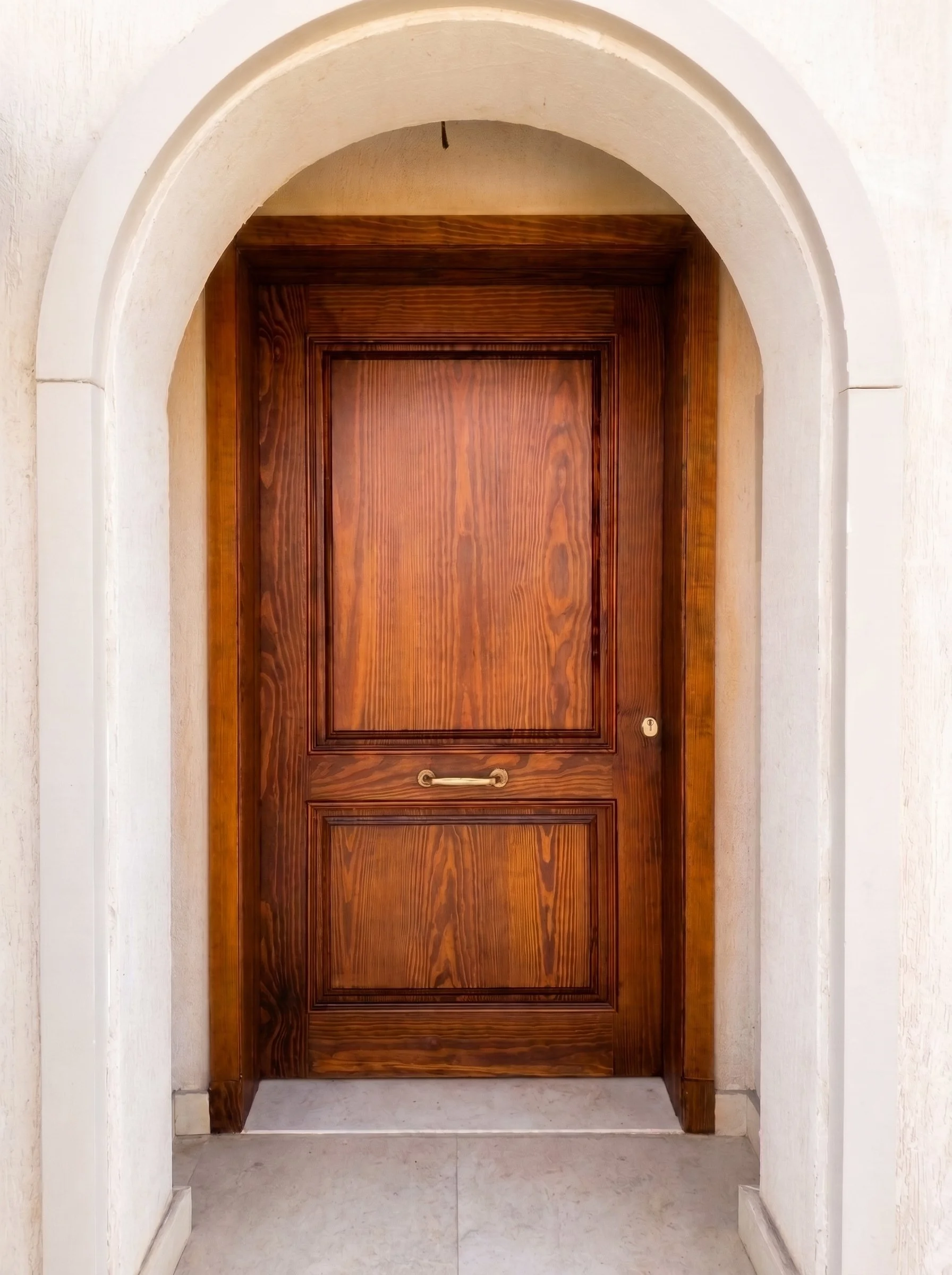 Wooden_door_in_arched_entryway_2K_20261020120442.jpg