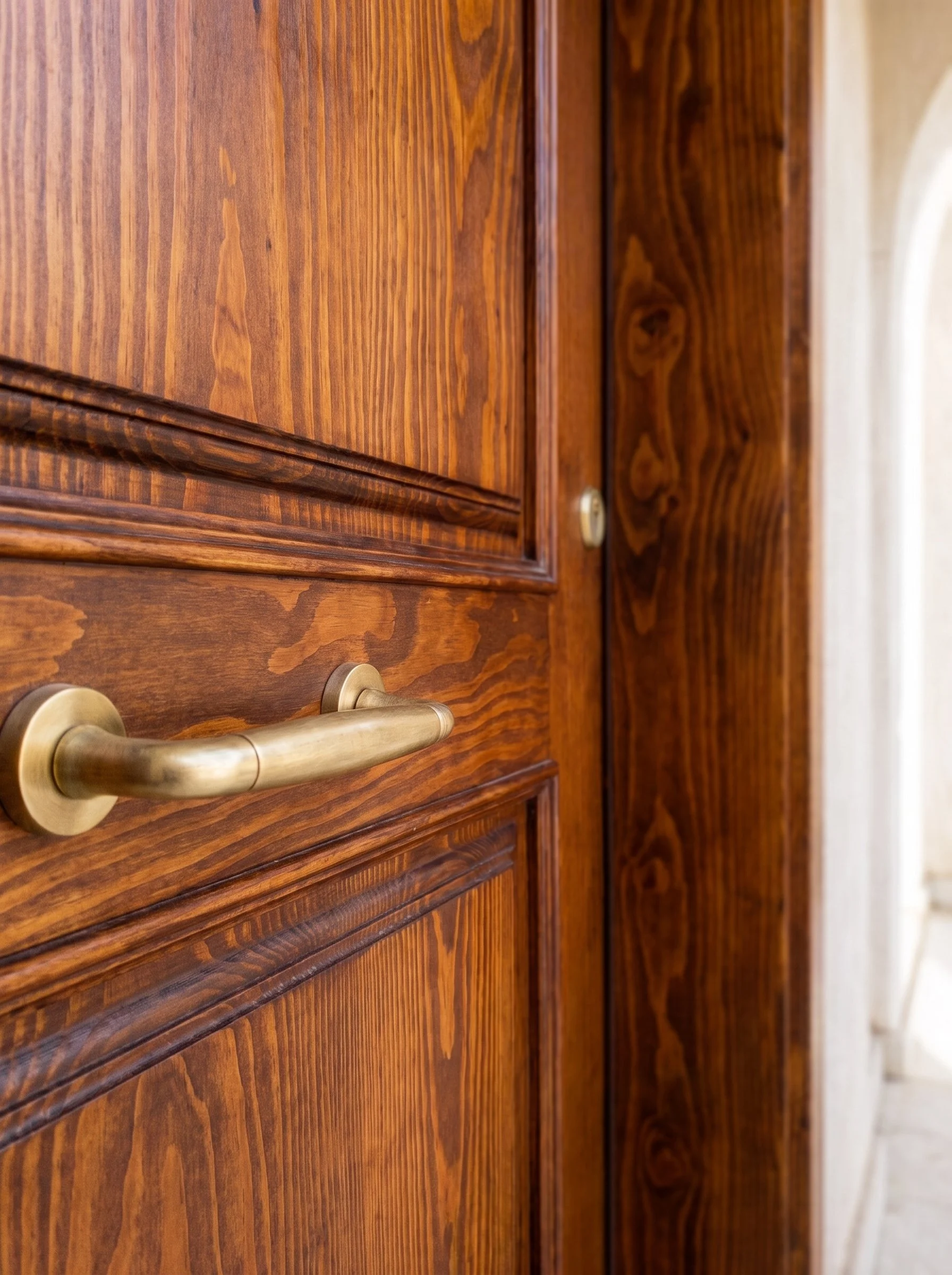 Gold_handle_on_wood_door_2K_20261020120439.jpg