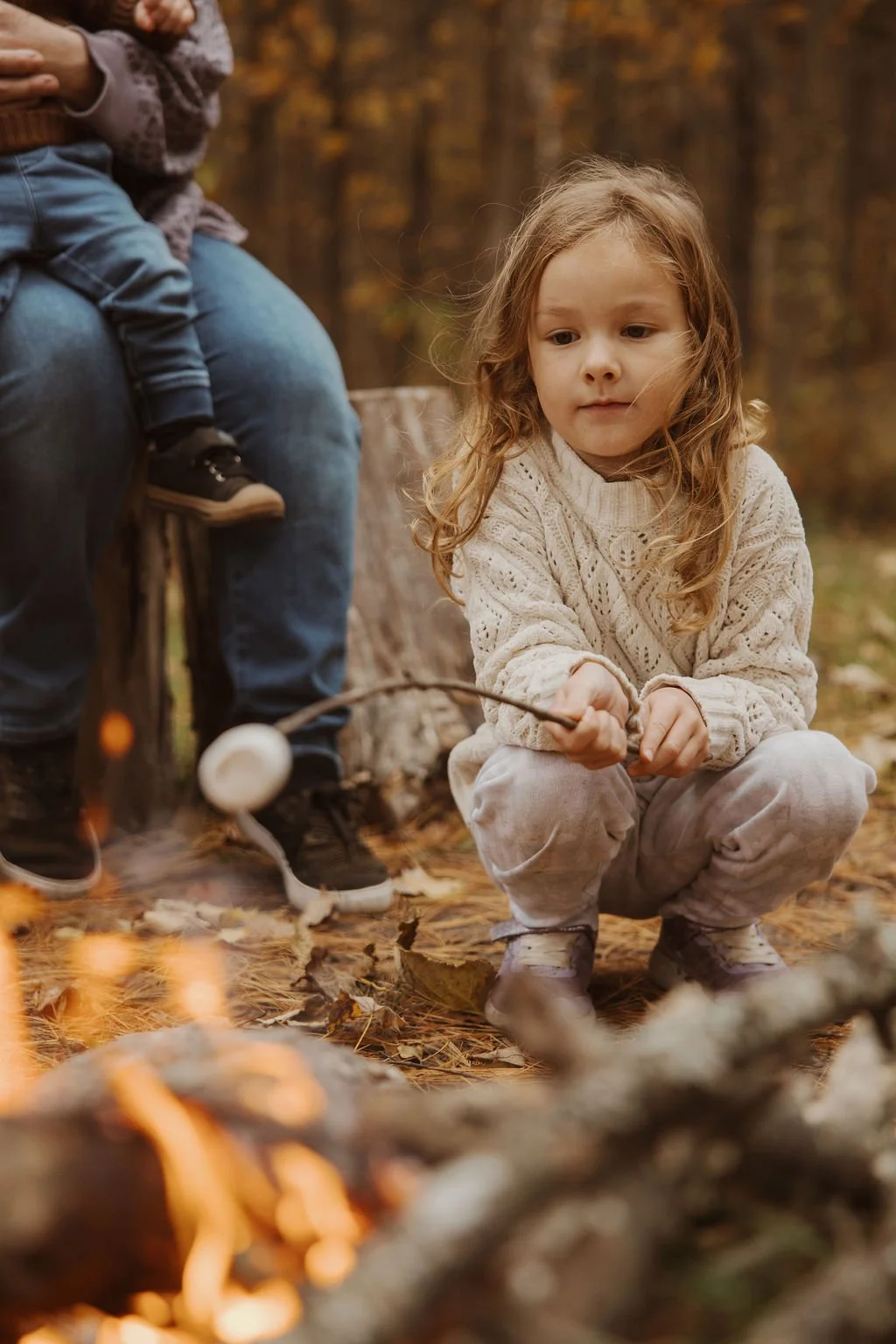 Roast marshmallows on the bonfire