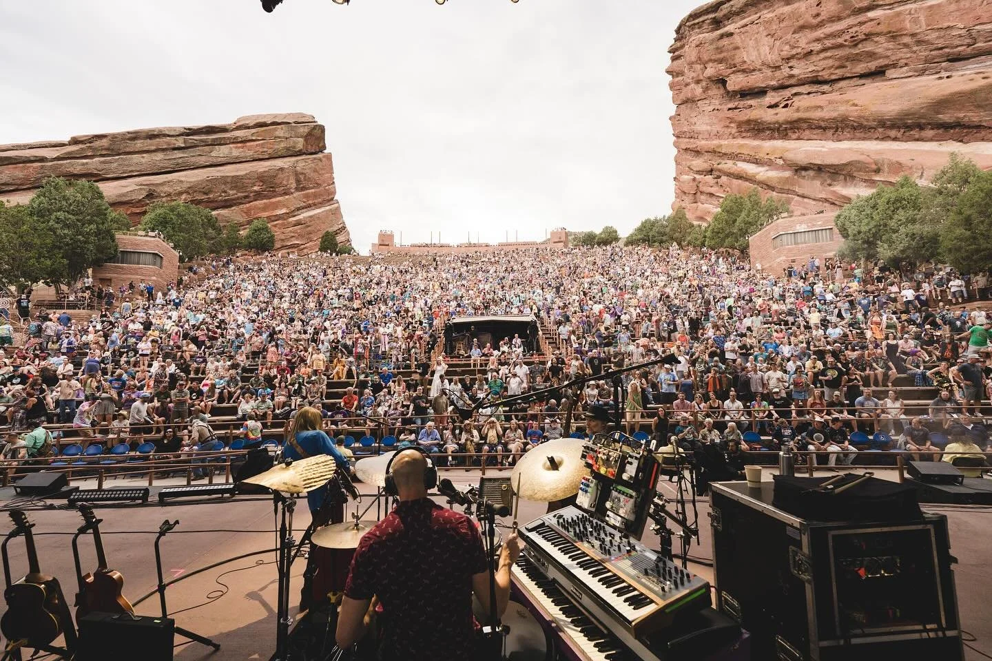Reminiscing on these beautiful summer crowds&hellip; 🌞

Heading out to @intlbluegrass&rsquo;s IBMA Bluegrass Live! this weekend - see you there! 

#thewoodbrothers #summerlivemusic #puffofsmoke #summertour #ibma #discover