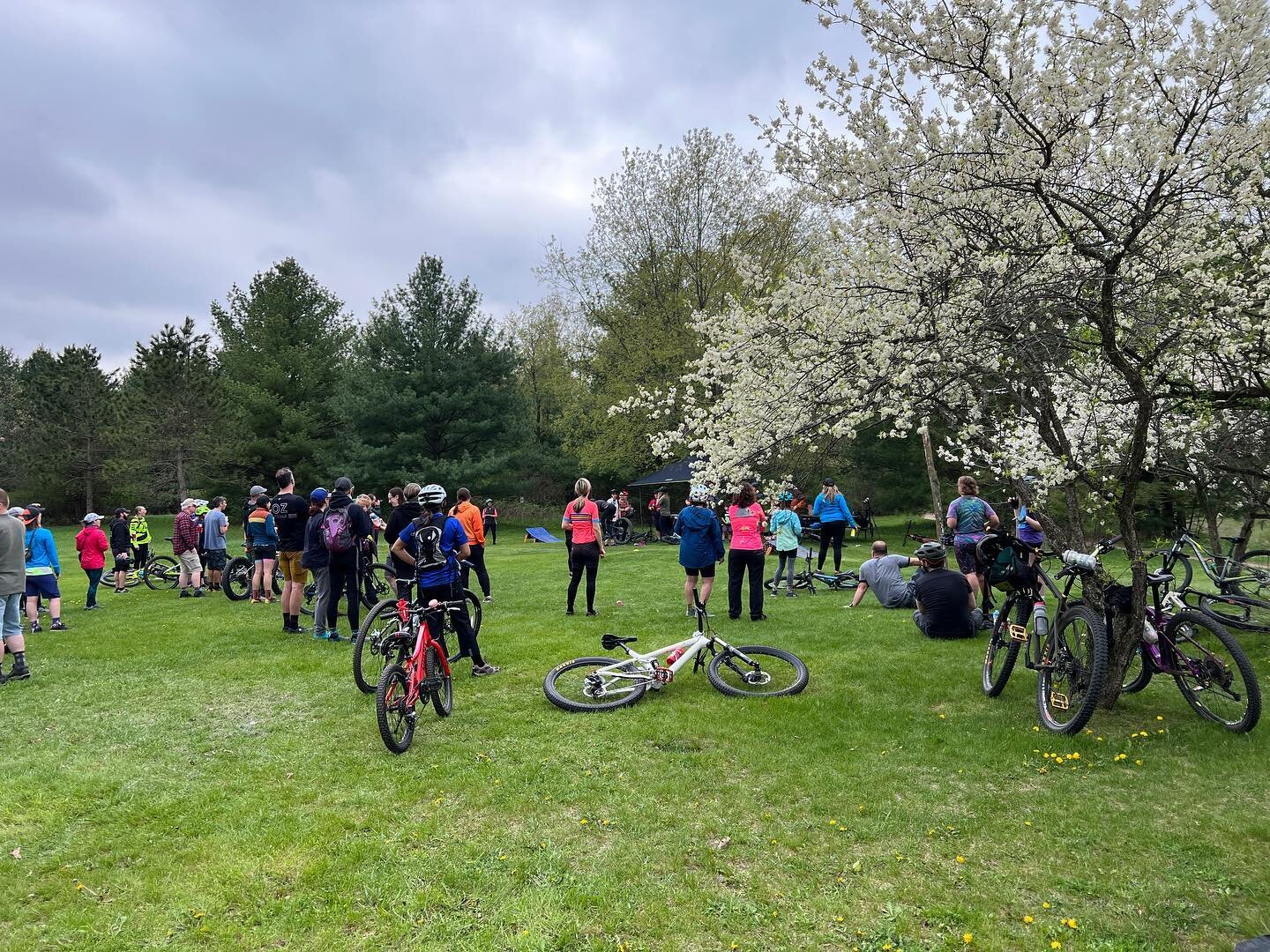 International Women&rsquo;s MTB Day! Thanks for putting this together @metro_mountain_bikers Even though the day started dreary it was a perfect day to be in the woods!
#internationalwomensmtbday #southernkettlemoraine #skorr
