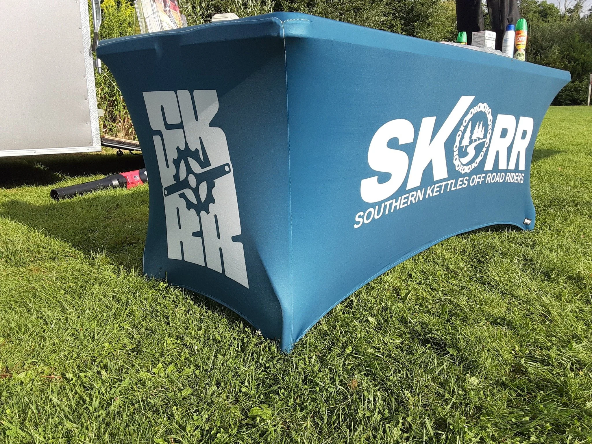 A dozen volunteers braved swarms of ferocious mosquitos 🦟 to work on trail trimming and sign replacement at the Emma Carlin trails today.  We cut the day a little short to save them some blood, but still had a great lunch and camaraderie! 

✅ Our ne