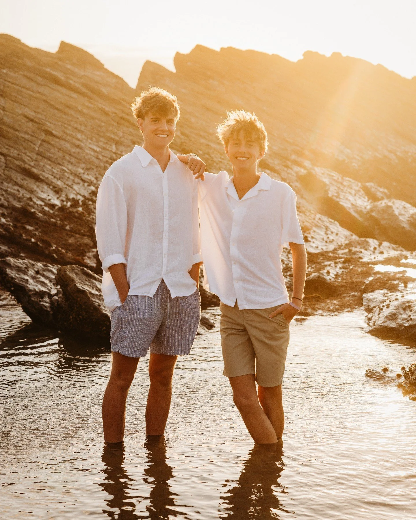 Oh I love when teenagers absolutely rock their family beach photoshoot! These two were good as gold and we created so many stunning images for their mommy <3 #familyphotographer #familyphotographeralgarve #algarvephotographer #photographeralgarve 
