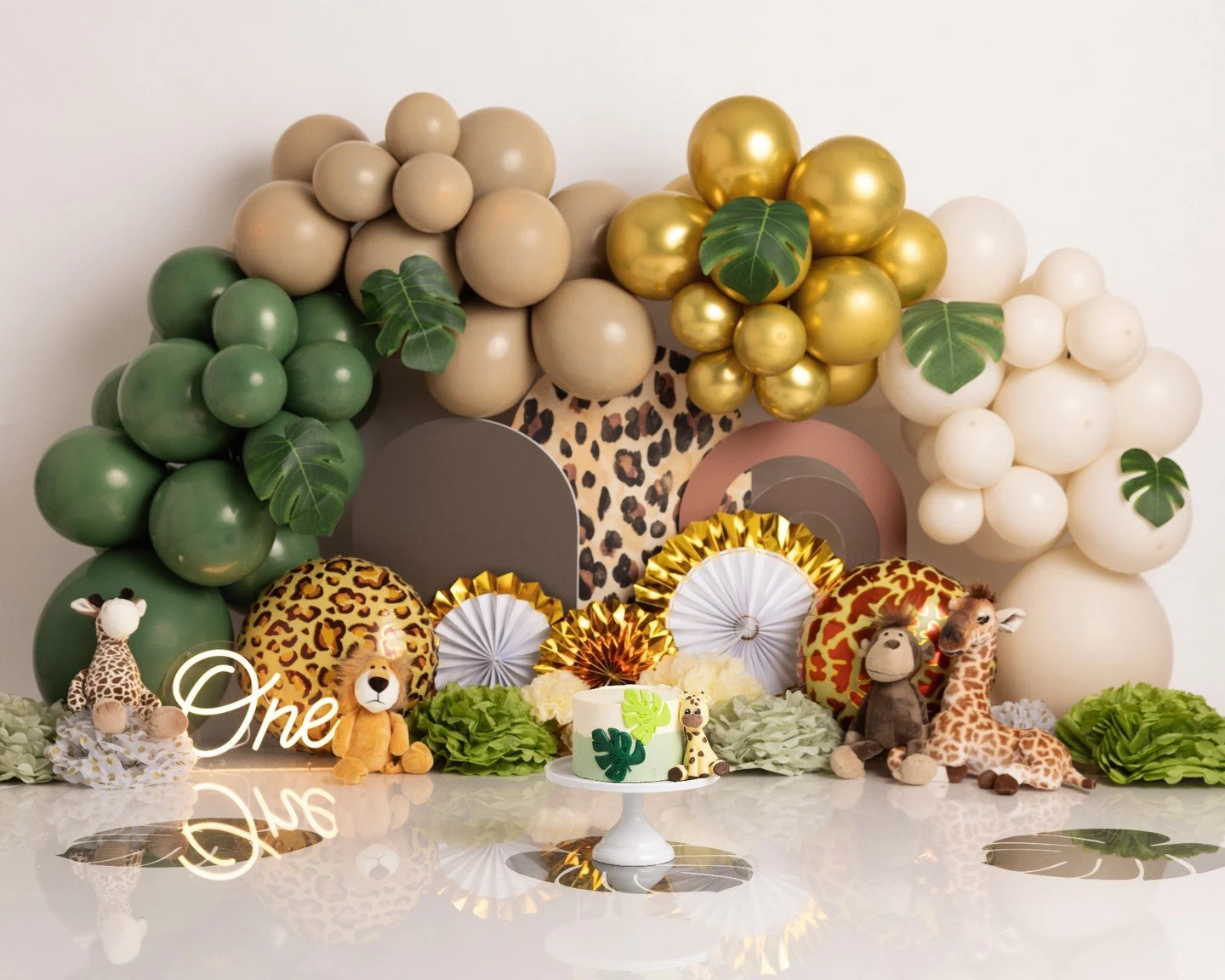 Best way to celebrate your 1st Birthday? Of course with Cake Smash photoshoot <3 The session starts with family images, following by delicious cake and finishes with fun baby bath! #photographeralgarve #algarvephotographer #cakesmashphotographeral