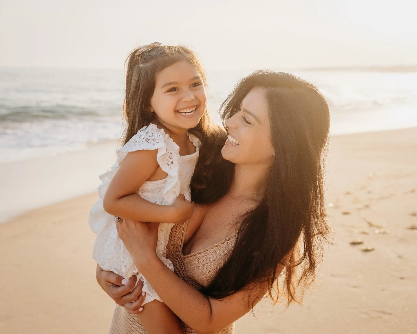 Family beach photoshoot is all about fun, filled with lots of kisses, tickles and hugs <3 And of course stunning Algarve beach in your background! #familyphotographer #familyphotographeralgarve #algarvephotographer #photographeralgarve #beachphoto