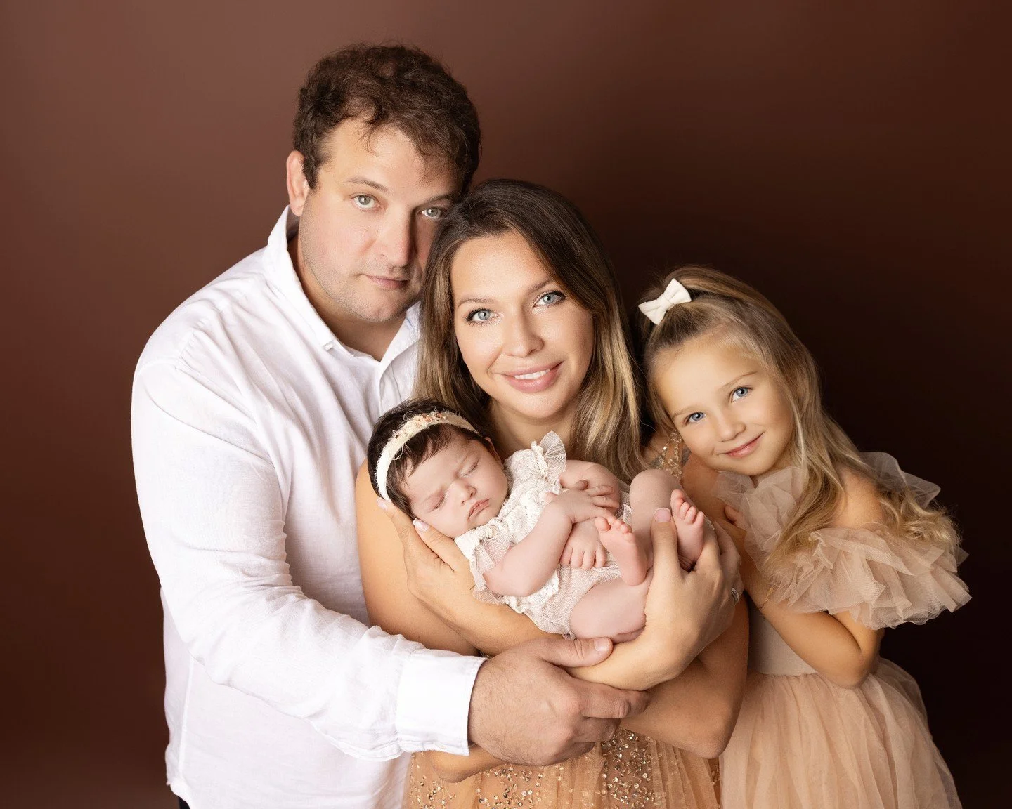 Family photographs are the most important part of your newborn photoshoot. Holding your newborn baby close to your heart after months of waiting <3 #algarvenewbornphotographer #familyphotographeralgarve #newbornphotographyalgarve #pregnancyphotogr