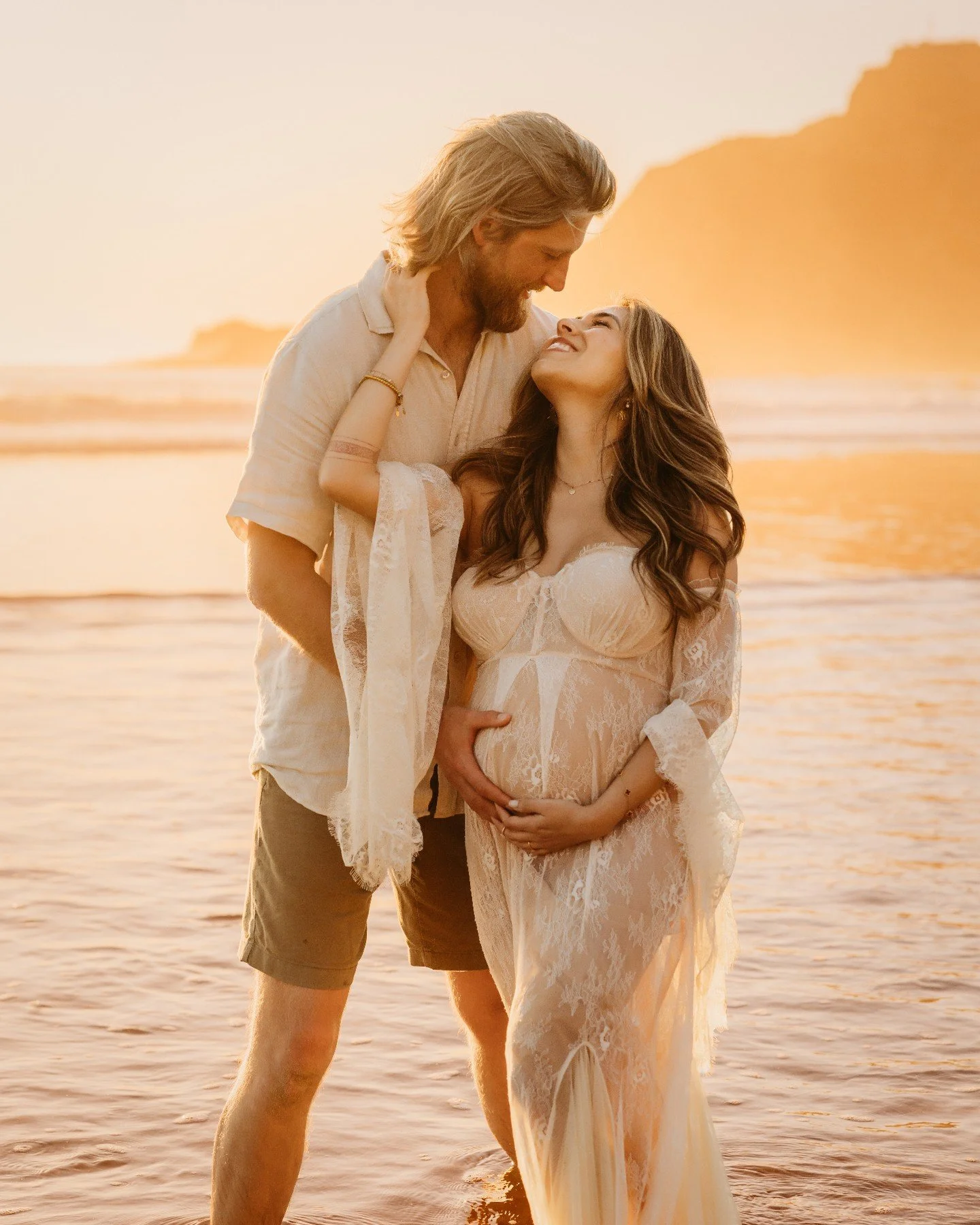 Sometimes the most of beat beaches give you the most amazing sunset <3 This gorgeous couple was such a dream to photograph and I loved every minute of our session! #toppregnants #familyphotographeralgarve #algarvephotographer #photographeralgarve 