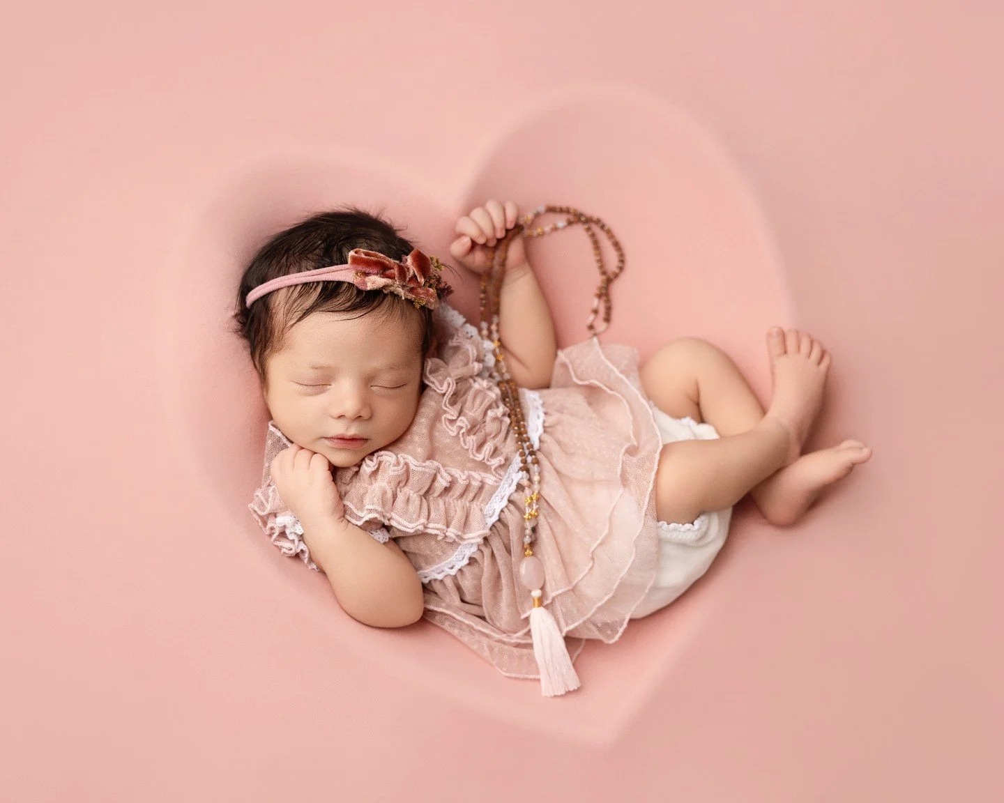 I couldn&rsquo;t wait to photograph this sweetest baby girl <3 I&rsquo;ve photographed her family so many times over the past few years, so meeting their newest addition truly melted my heart. #algarvenewbornphotographer #familyphotographeralgarve