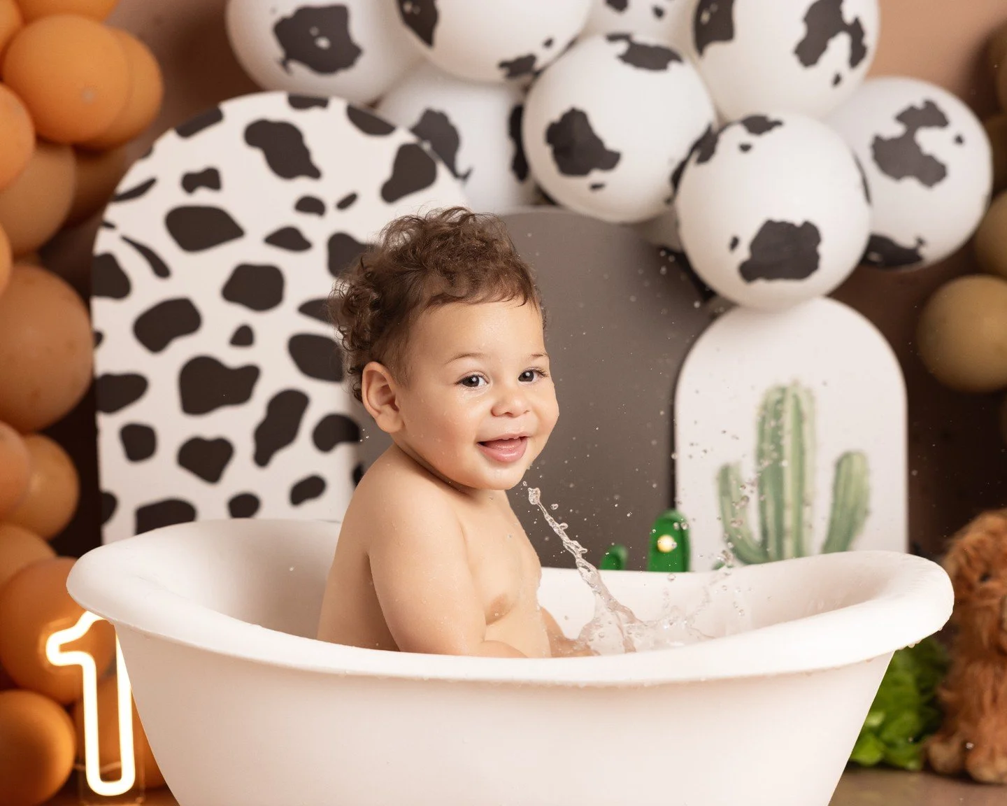 Cake Smash sessions are fun! The photoshoot starts with parents images, followed by delicious cake and ends with baby bath where they can splash until their heart desires :) #photographeralgarve #algarvephotographer #cakesmashphotographeralgarve #alg
