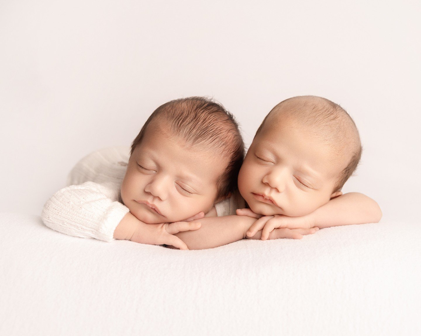 Double trouble <3 There are so many cute images I haven't shared yet from this beautiful twin session, so there you go :) #algarvenewbornphotographer #familyphotographeralgarve #newbornphotographyalgarve #pregnancyphotographeralgarve #sessaorecemn