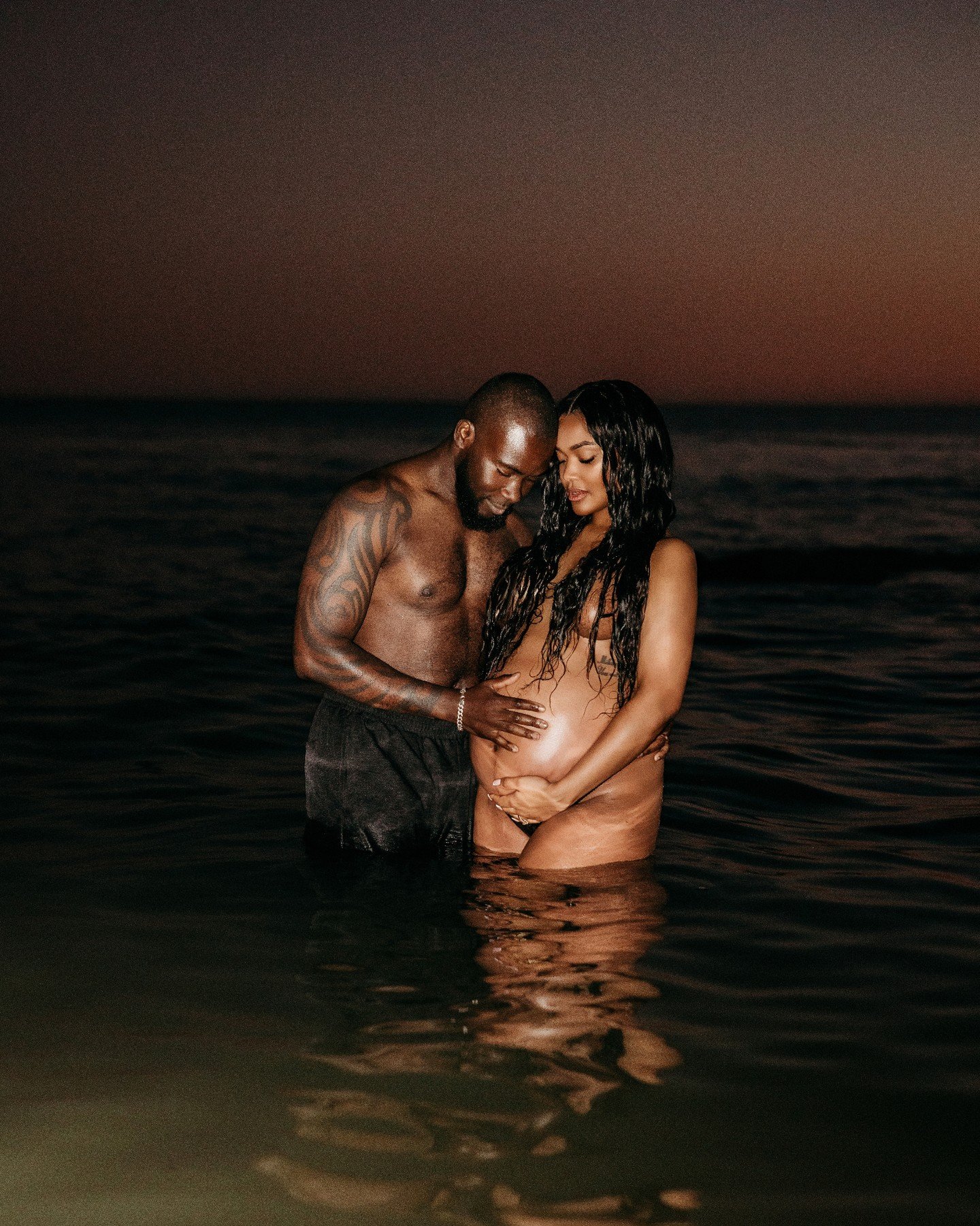 I couldn't be more excited when my clients wanted some stunning 'in the water' images as a part of their session. We waited until the sunset and than braved the cold sea. The magic we created takes my breath away! #toppregnants #familyphotographeralg
