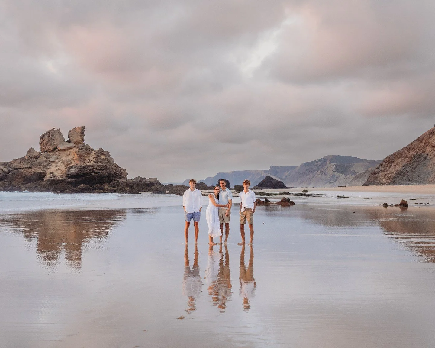 When your teenagers absolutely rock their beach family photoshoot! It was so lovely to photograph this beautiful family while they enjoyed their holiday in Algarve all the way from US. #familyphotographer #familyphotographeralgarve #algarvephotograph
