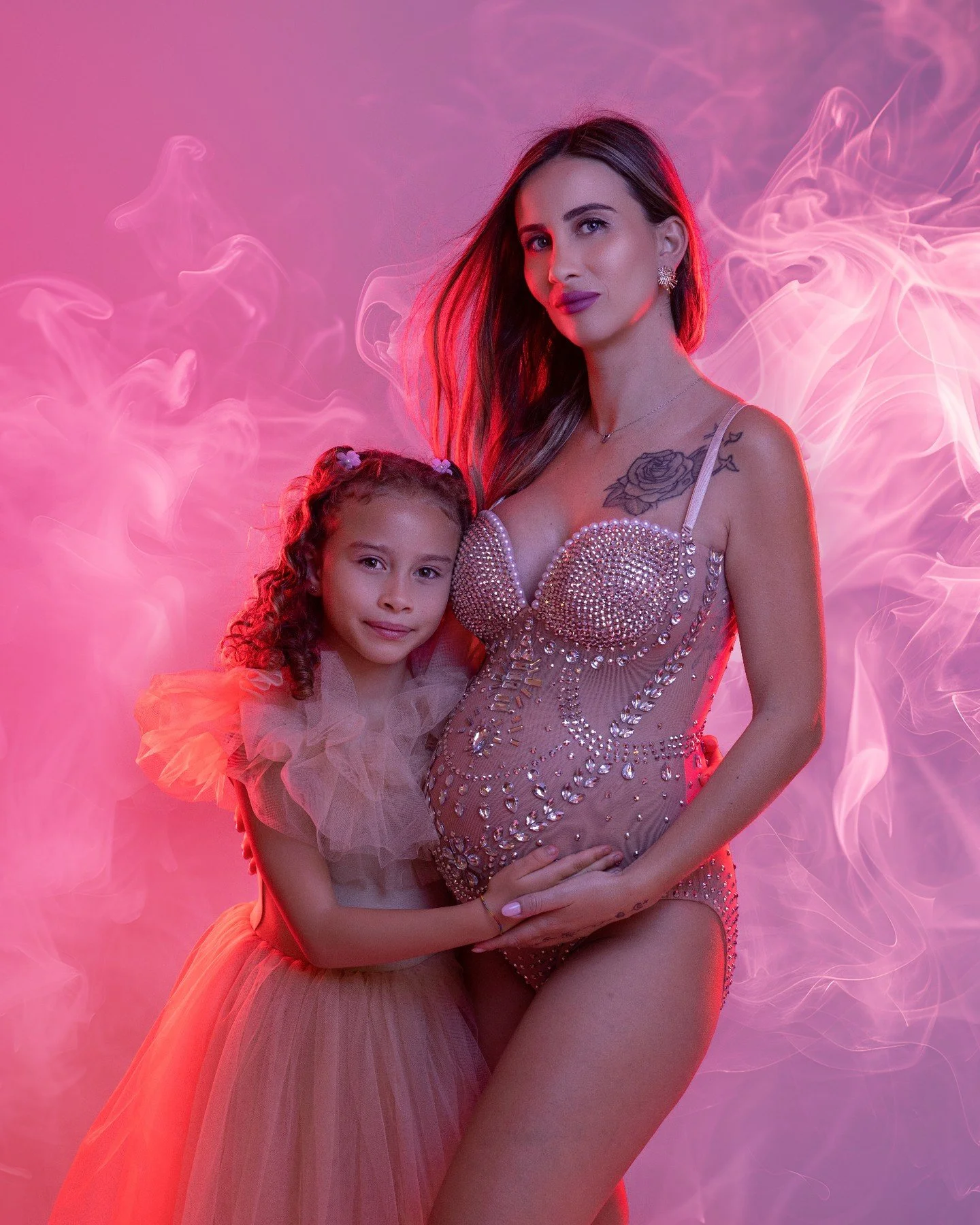 If you want your studio maternity photoshoot to feel extra special then I've got you <3 This gorgeous mama chose this colourful gel set up with sparkly gemstone bodysuit and absolutely rocked it! #toppregnants #photographeralgarve #maternityphotog