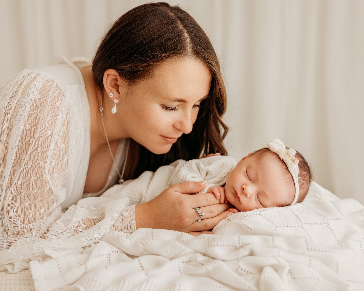 This gorgeous mama booked a lifestyle newborn session for her precious baby girl and her session was beautiful <3 There's so much love in their photographs sprinkled with little cuddles and kisses. #photographeralgarve #lifestylenewbornphotography