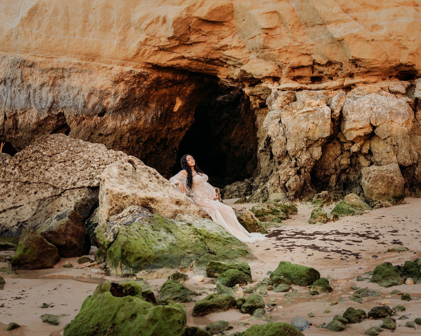 Goddess vibes <3 I have no words for how amazing this gorgeous mama was during her beach maternity photoshoot! They booked their babymoon in our beautiful Algarve, and what better way to celebrate this special season than with a dreamy beach pregn