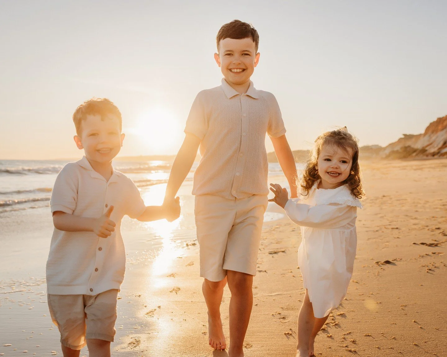 I know that your 'babies' won't stand / sit still during your family beach photoshoot! That's why we run, jump and have lots of fun while we photograph your family <3 #familyphotographer #familyphotographeralgarve #algarvephotographer #photographe