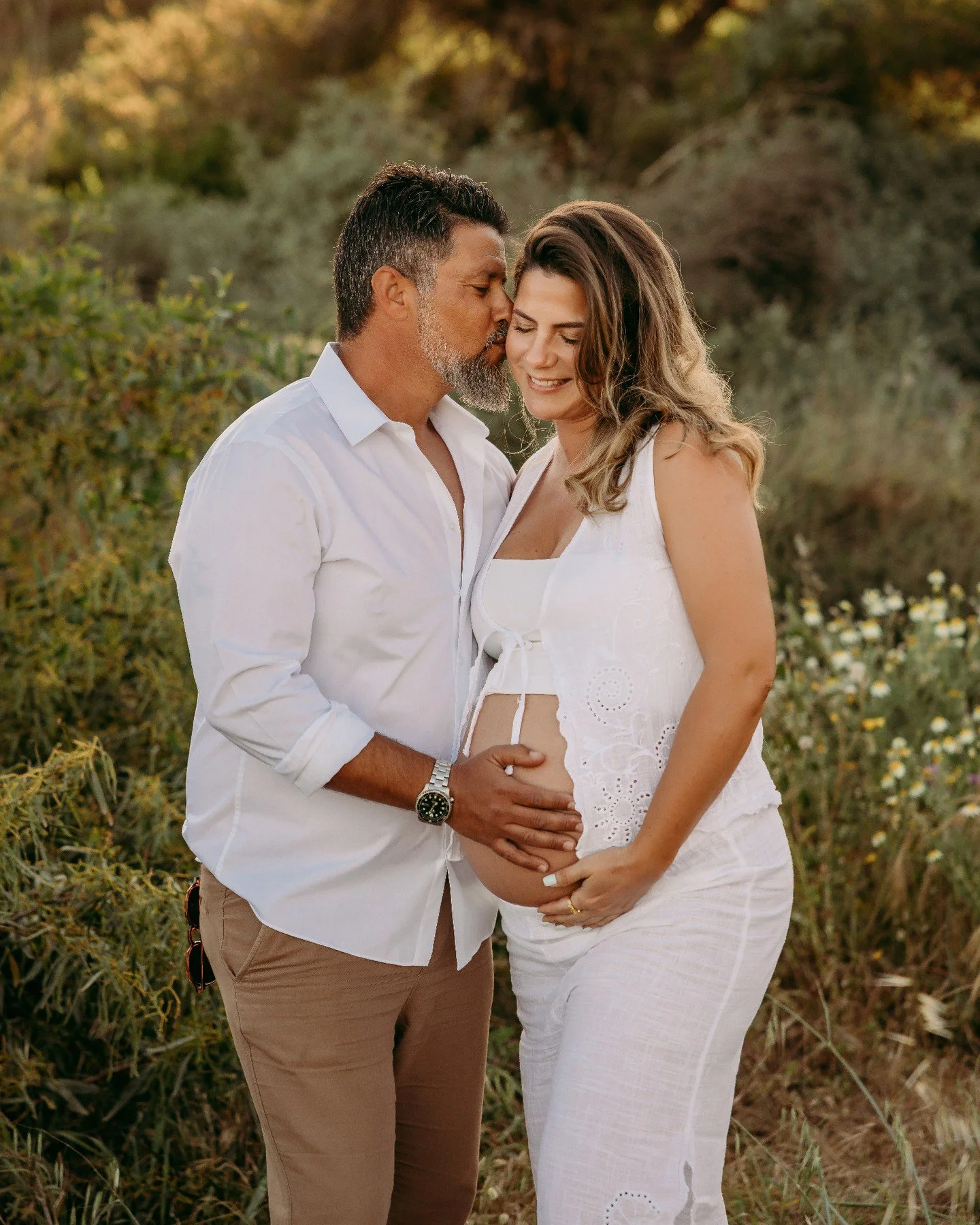 I was so excited when I saw this beautiful patch of greenery on my way to the beach! We absolutely had to start their maternity photoshoot there :) This gorgeous couple were so amazing during their pregnancy session, I can't wait to show you more ima