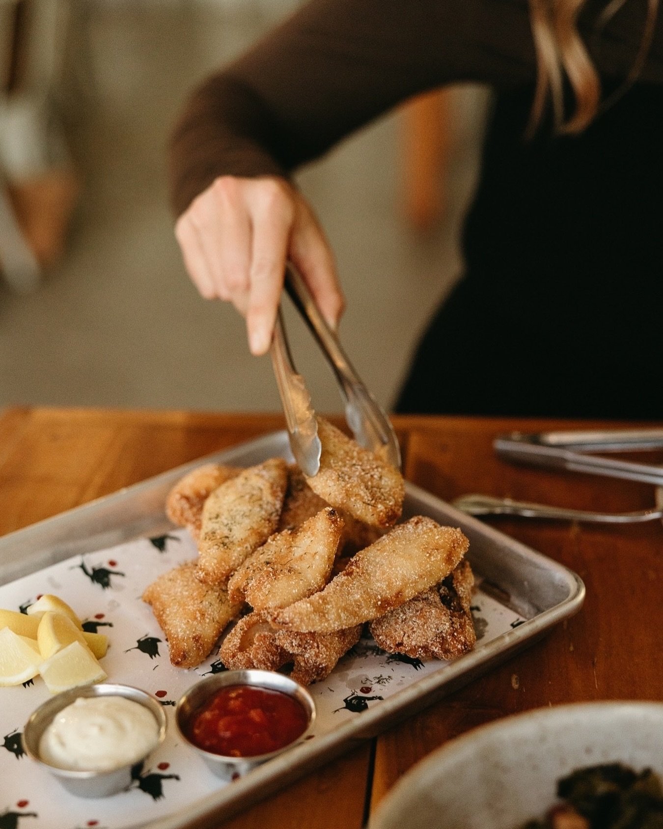 Join us for a Friday Night Fish Fry! Reservations are available on Resy on April 12, May 17 &amp; June 21. Reel &lsquo;em in!
⠀⠀⠀⠀⠀⠀⠀⠀⠀
Enjoy a four course family style fish fry dinner. Featuring wild caught local fish and ingredients sourced from Co
