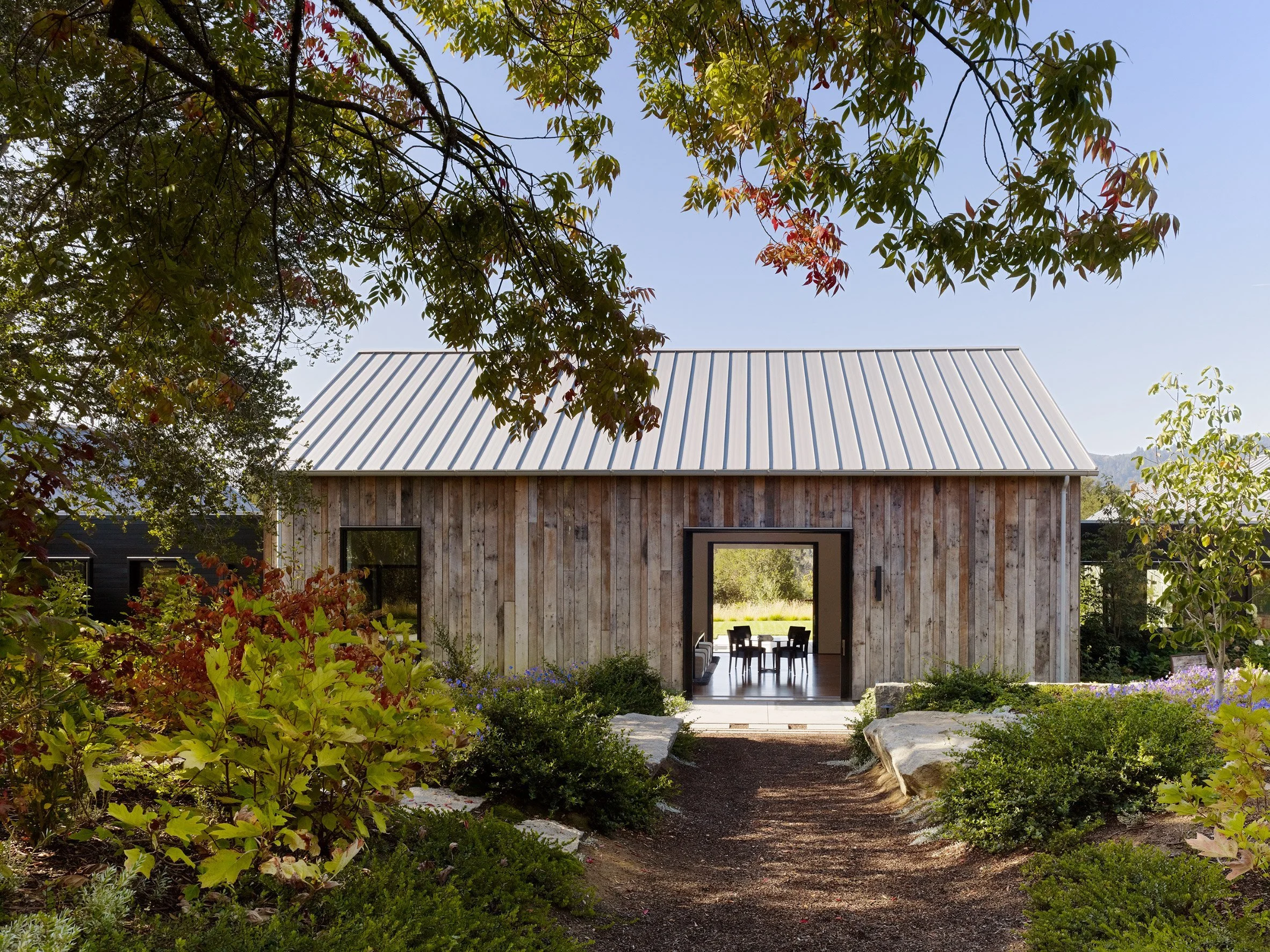portola-valley-barn-walker-warner-architects-architecture-residential-california-usa_dezeen_ (4).jpg