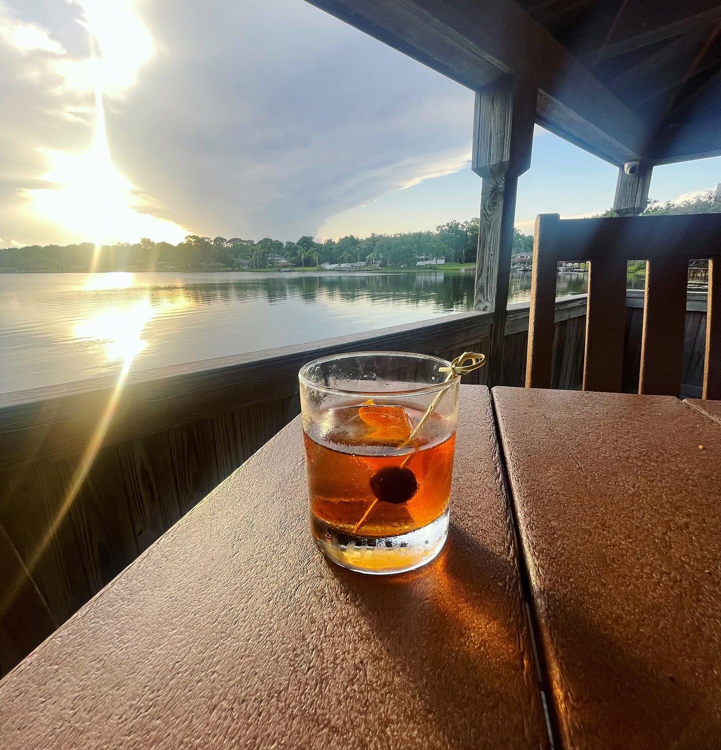 Sip into nostalgia with a classic Old Fashioned cocktail at Enzo&rsquo;s on the Lake. 

#Enzos #Luxurydining #cheers #cocktailsonthelake #EnzosonTheLake