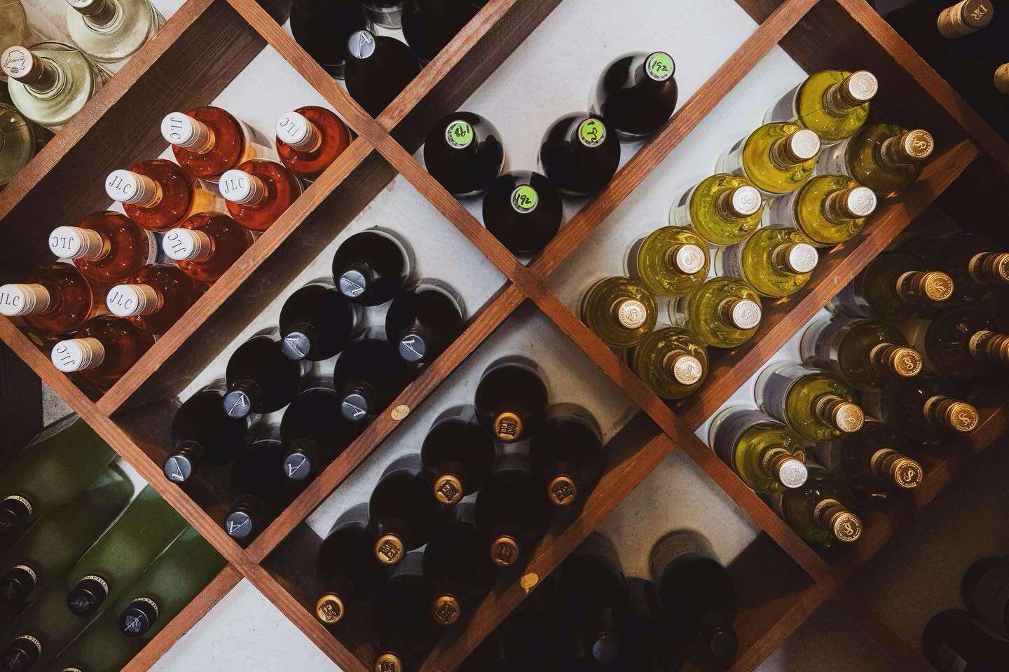 Happy Friday! Plans this weekend? Wine down at Enzo&rsquo;s on the Lake with our expansive list of luxury wines🍷

#EnzosOnTheLake #WineDown #Winecellar #LongwoodLuxurydining #Weekend #Luxurydining