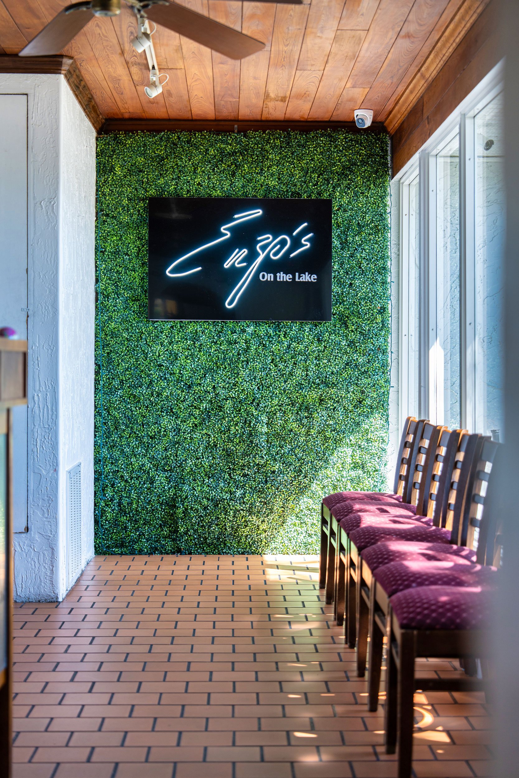 Enzos-on-the-lake-orlandos-best-italian-restaurant-bar-seating.jpg