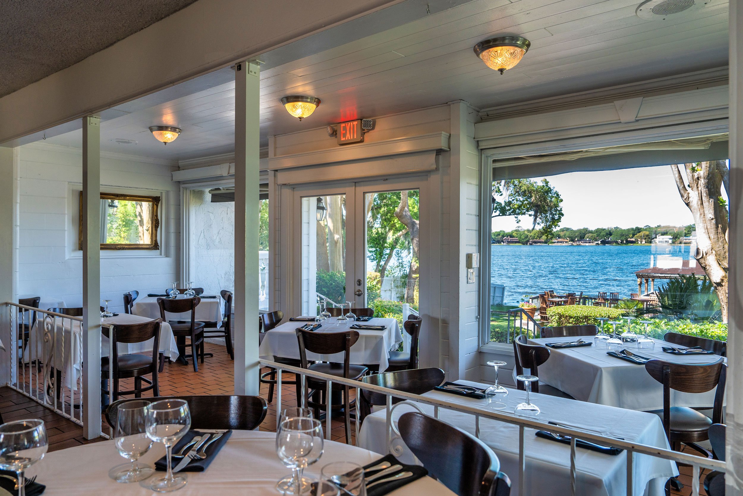Enzos-on-the-lake-orlandos-best-italian-restaurant-dining-room.jpg
