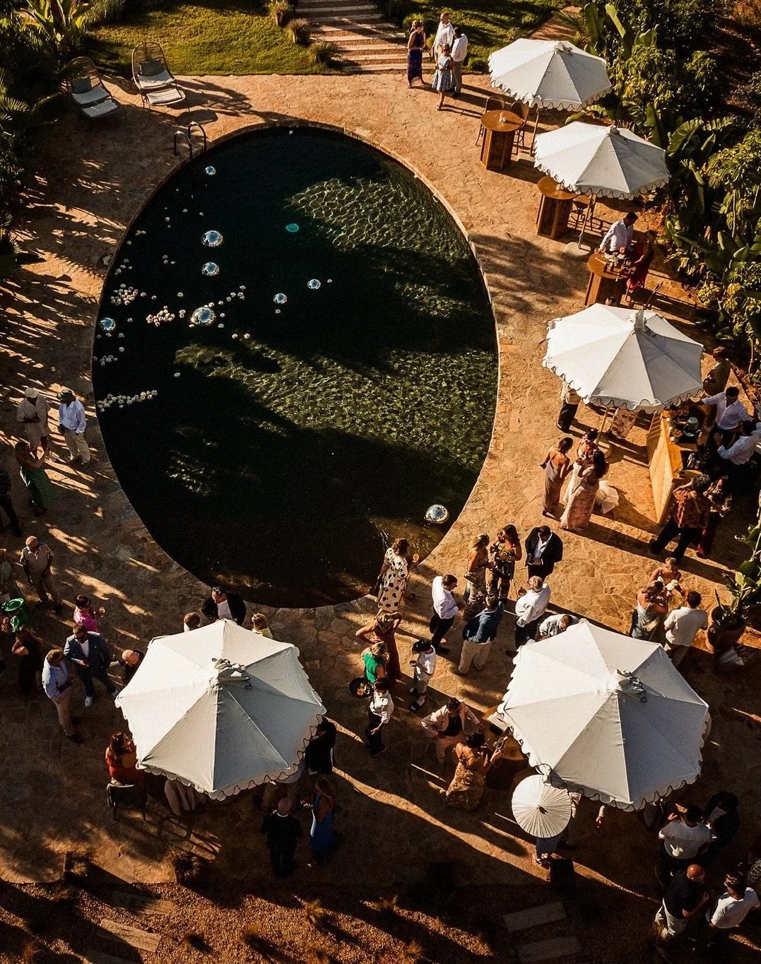Weddings at Fincadelica.

Golden hour beneath ancient olive trees.
Long tables set on sun-warmed earth.
A poolside cocktail hour that melts into candlelit celebration.

From sweeping aerial views to intimate moments beside the water, every corner of 
