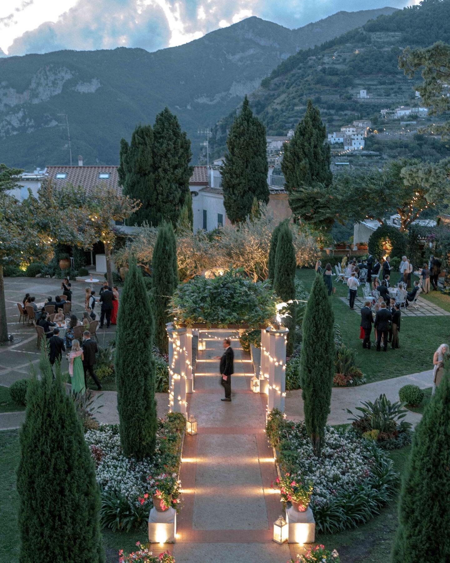 An unforgettable evening in Italy... when the sun set over the Amalfi Coastline, the wine flowed freely, the musicians didn&rsquo;t skip a beat, and the cocktails led to the most enchanting dinner party that transitioned to an epic dance party under 