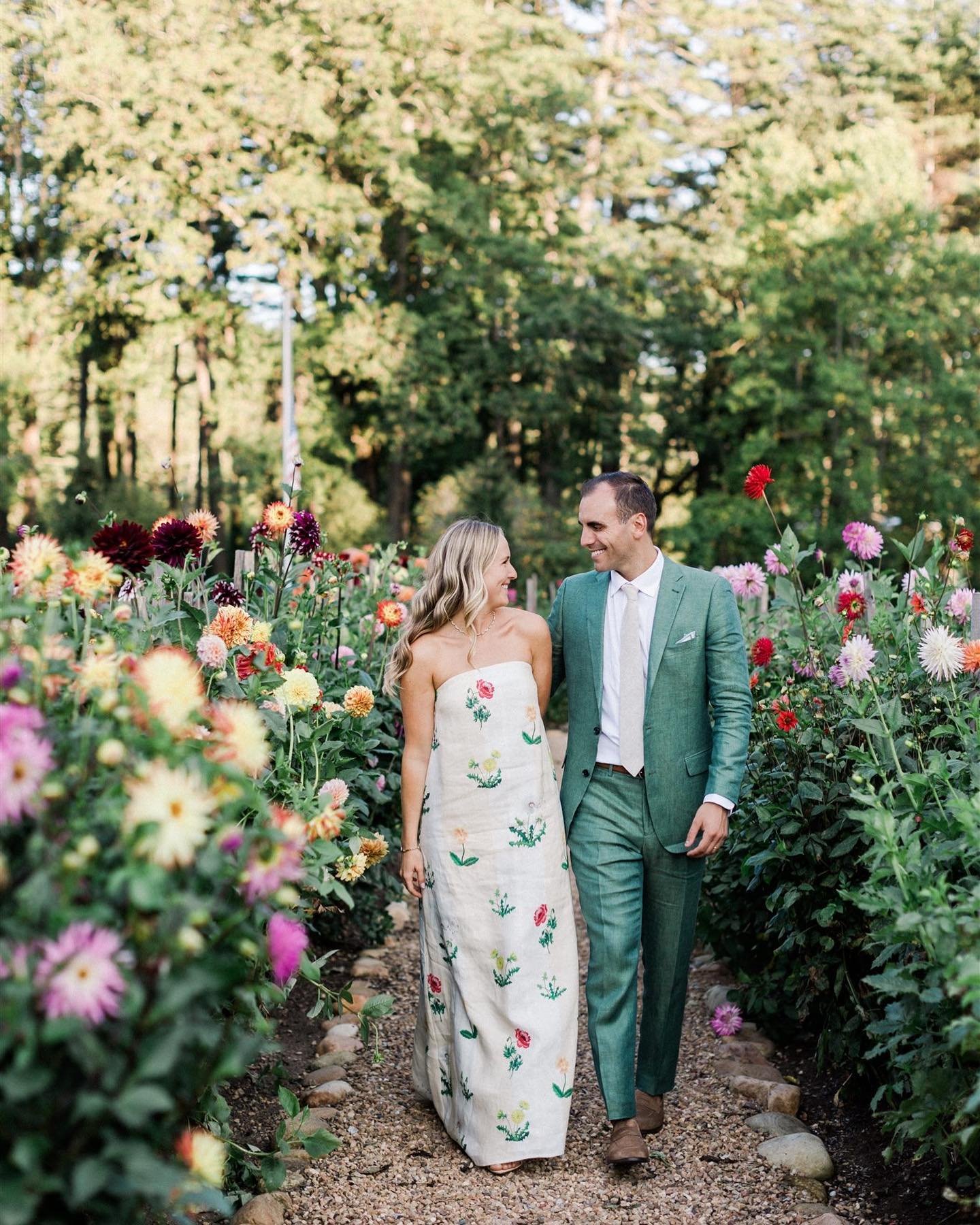 This pre-dinner photo sesh in a dahlia garden was an absolute must. It&rsquo;s hard to think of a better way to have kicked off a wedding weekend at @highhampton. 

Planning &amp; Design (including stationery &amp; florals): @rroseevents
Photography: