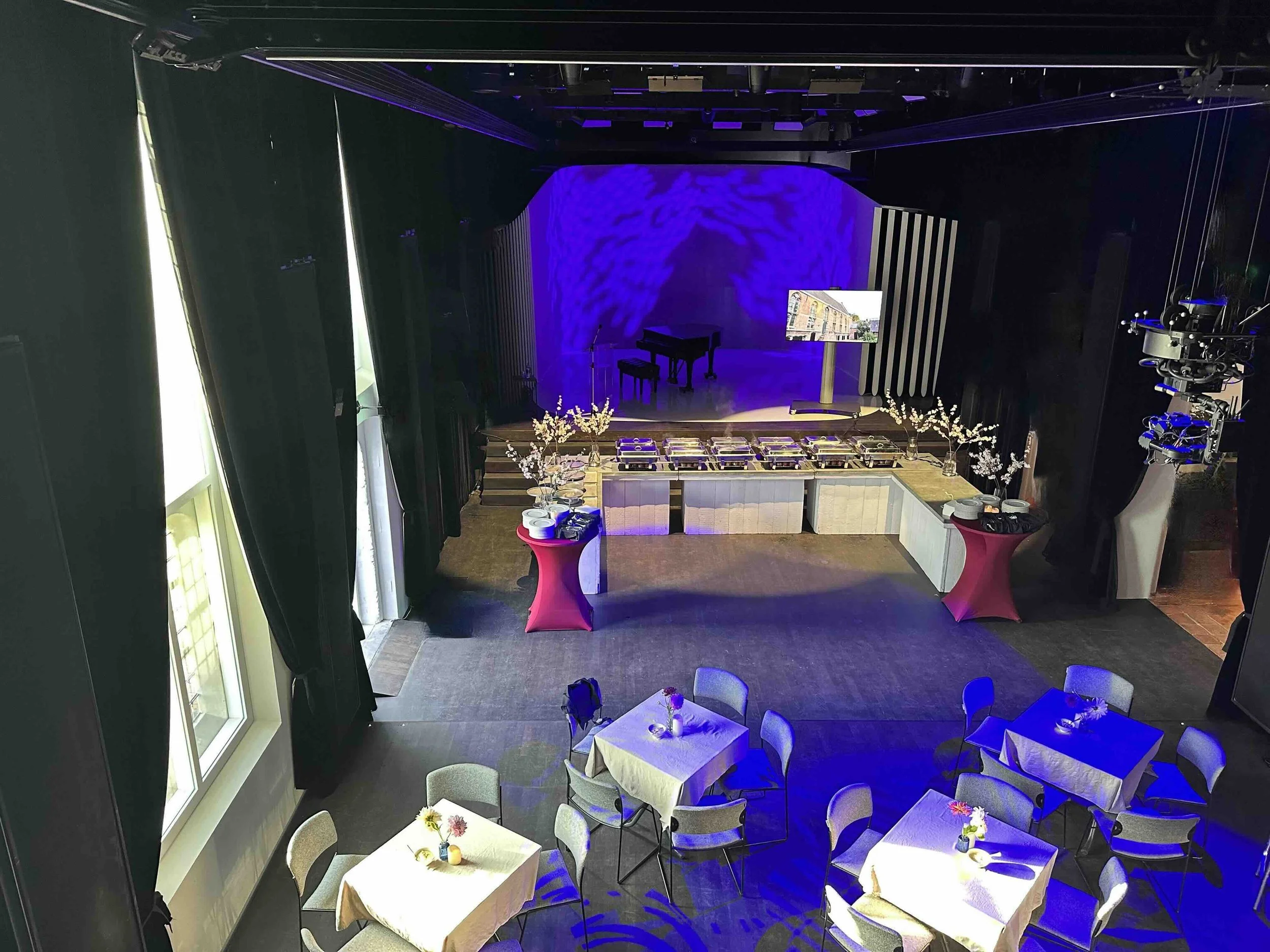 4. Buffet vanaf balkon - Saffraan catering.jpeg