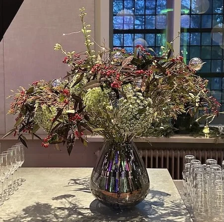 Vaas wit en rode bloemen - 1.jpeg