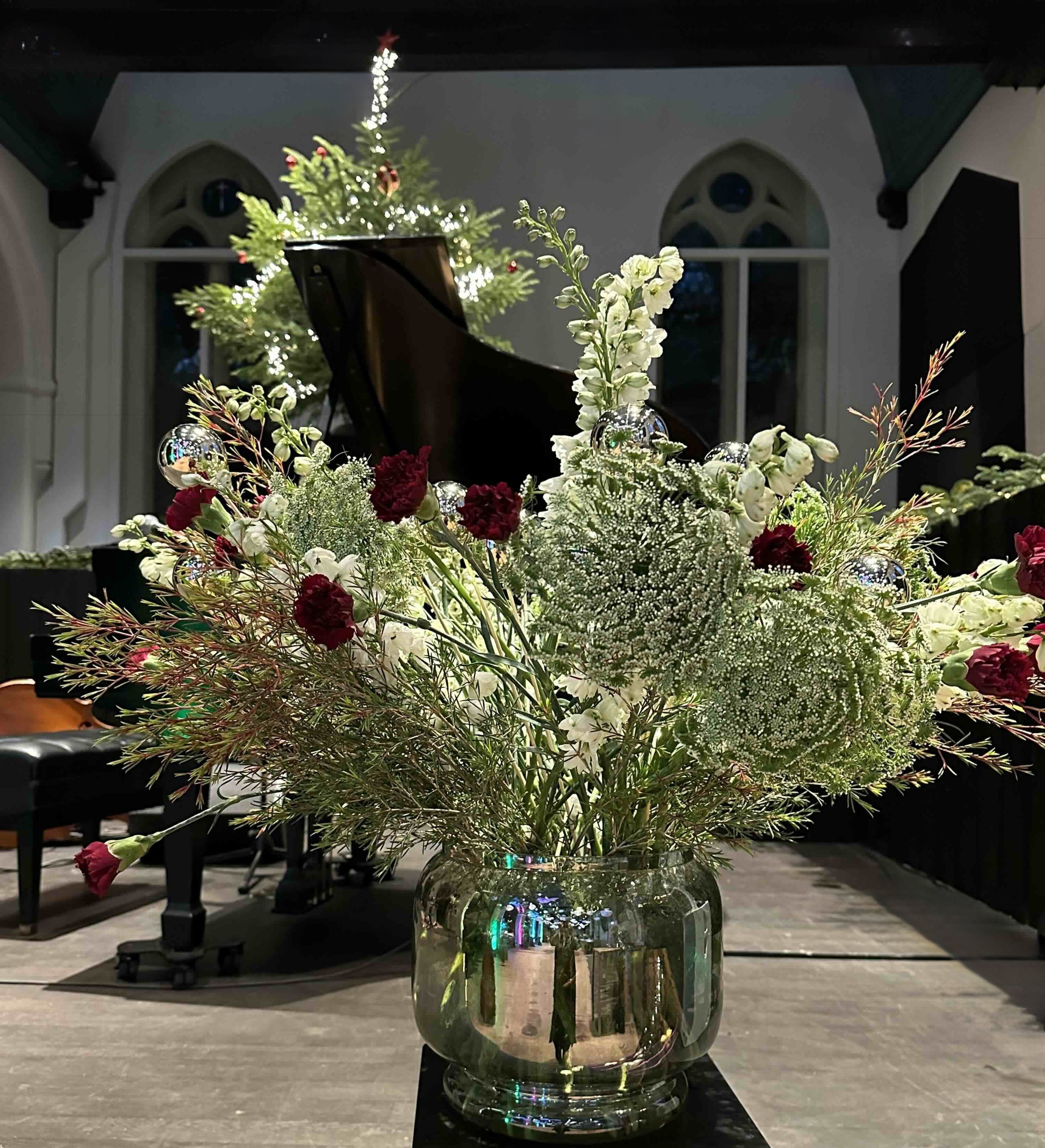 Vaas wit met rode bloemen - 1.jpeg