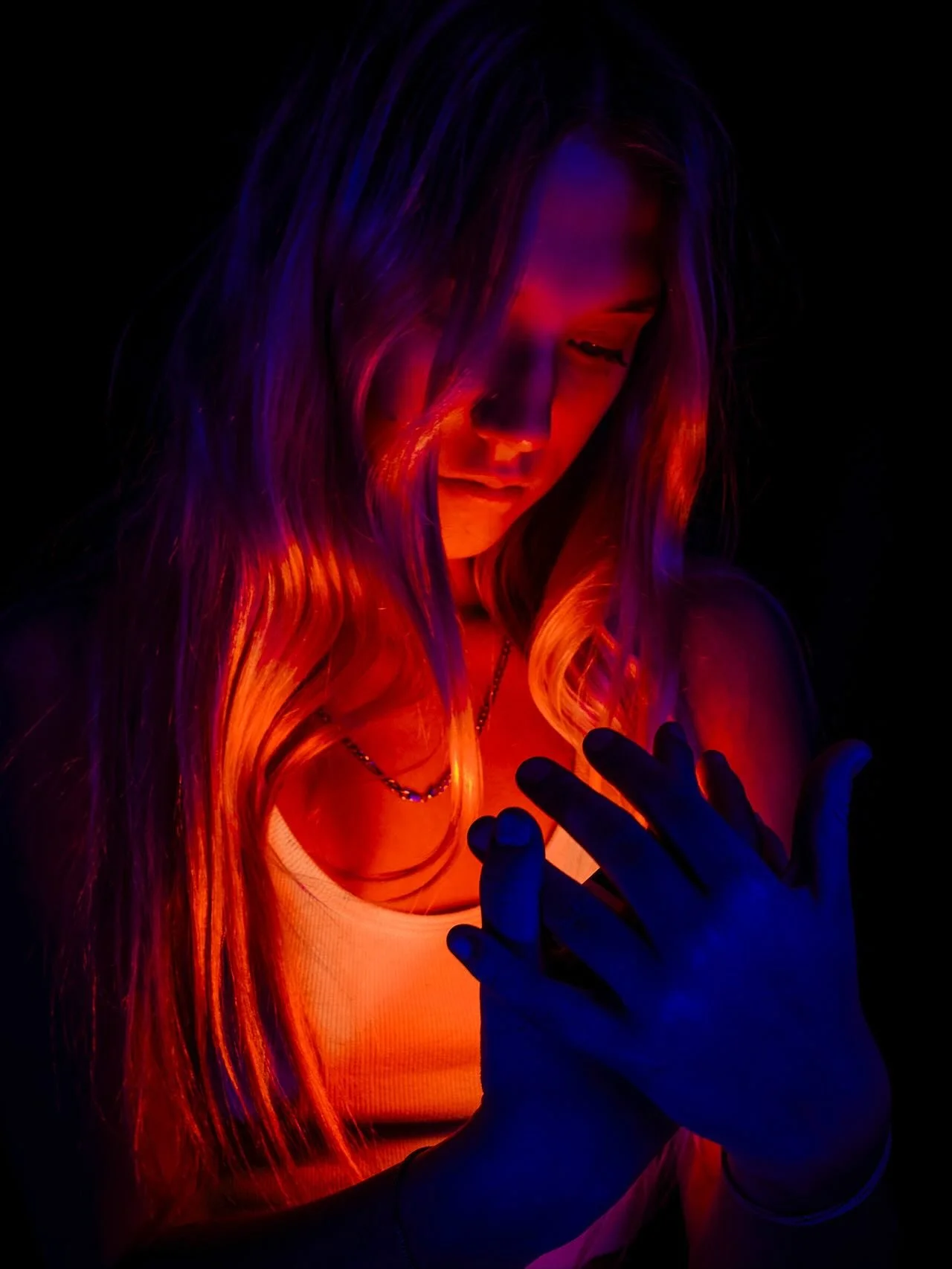 📷 &ldquo;Modern Muse&rdquo; Exhibit

&ldquo;Heart Warmth&rdquo; by Audrey Pullen

Light drapes over her like a secret.
Violet, Ember, Shadow.
A quiet portrait of reflection and becoming.

🖤 Submissions open for Black &amp; White: The Poetry of Ligh